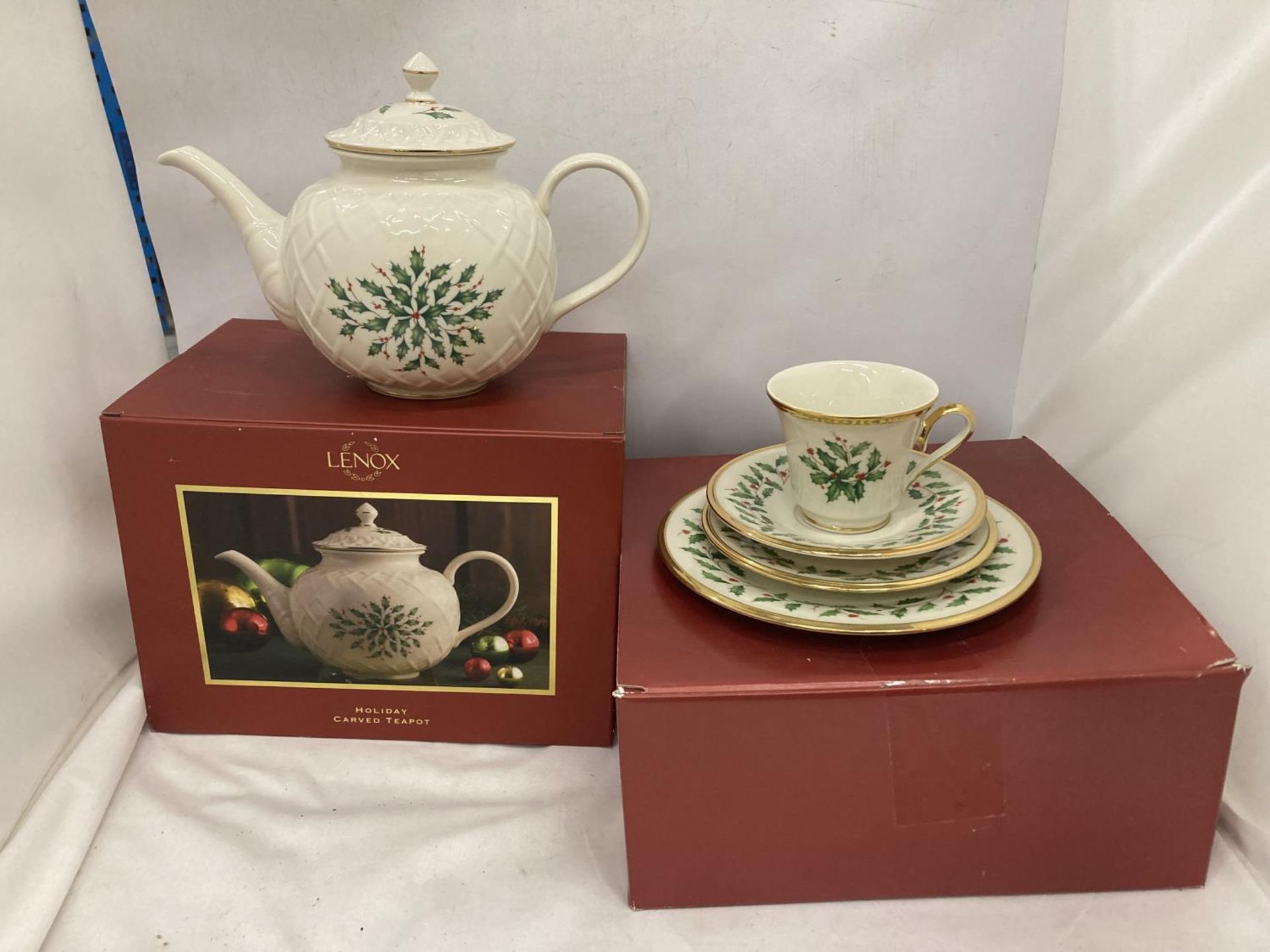 A LENNOX 'HOLIDAY' TEAPOT AS NEW IN BOX PLUS A LENNOX QUAD SET 'HOLIDAY' AS NEW IN BOX