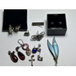 AN ASSORTMENT OF MARKED SILVER ITEMS TO INCLUDE A NORWEIGEN ENAMELED SPRAY BROOCH, BUTTERFLY