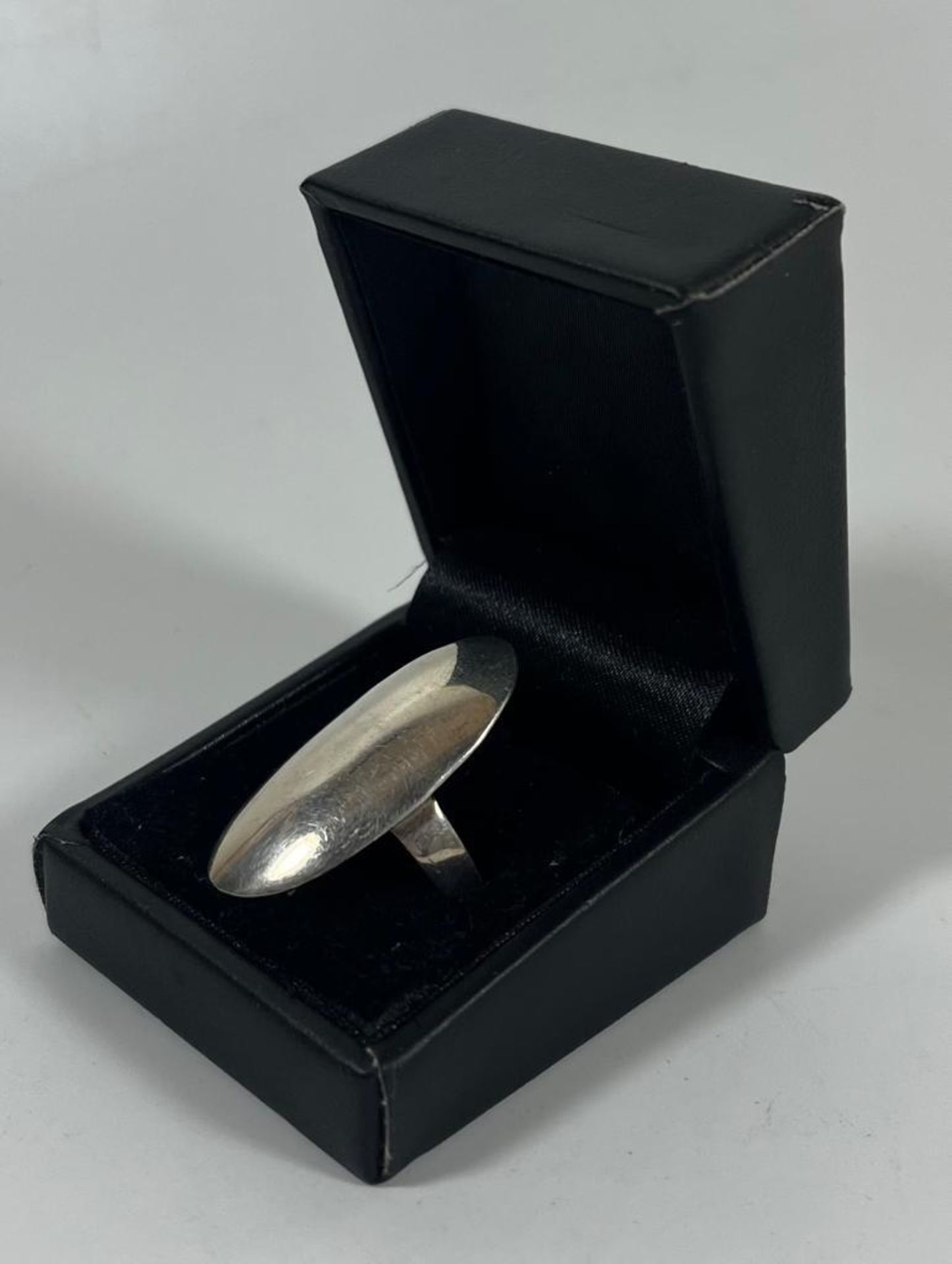 A .925 SILVER ABSTRACT RING, BOXED - Image 2 of 3