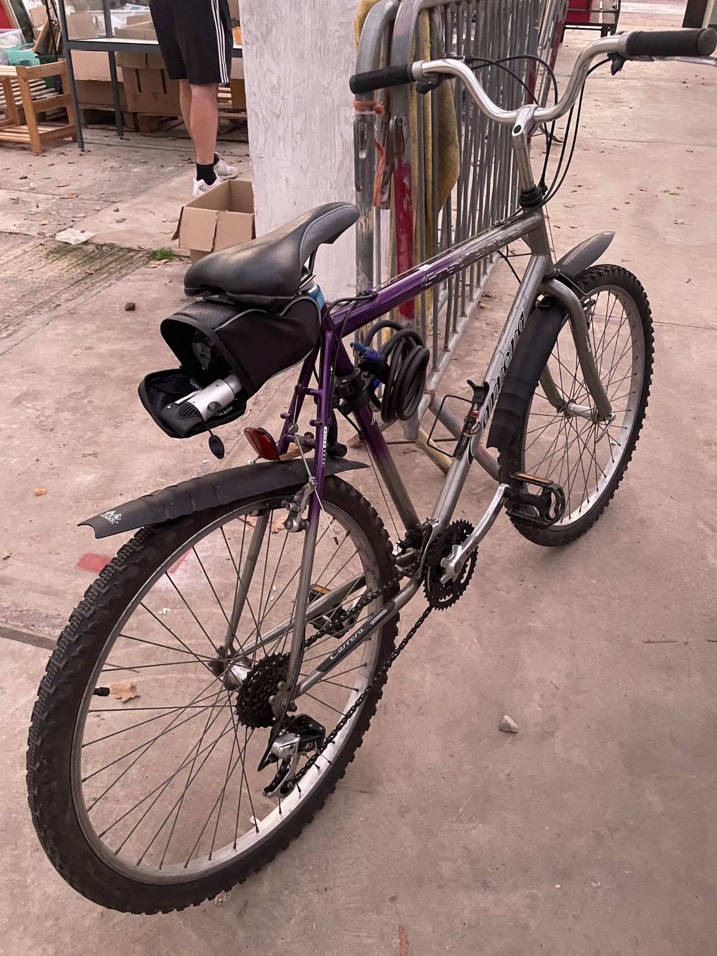 A CARRERA GRADIANT GENTS BIKE WITH 21 SPEED SHIMANO GEAR SYSTEM - Image 3 of 4