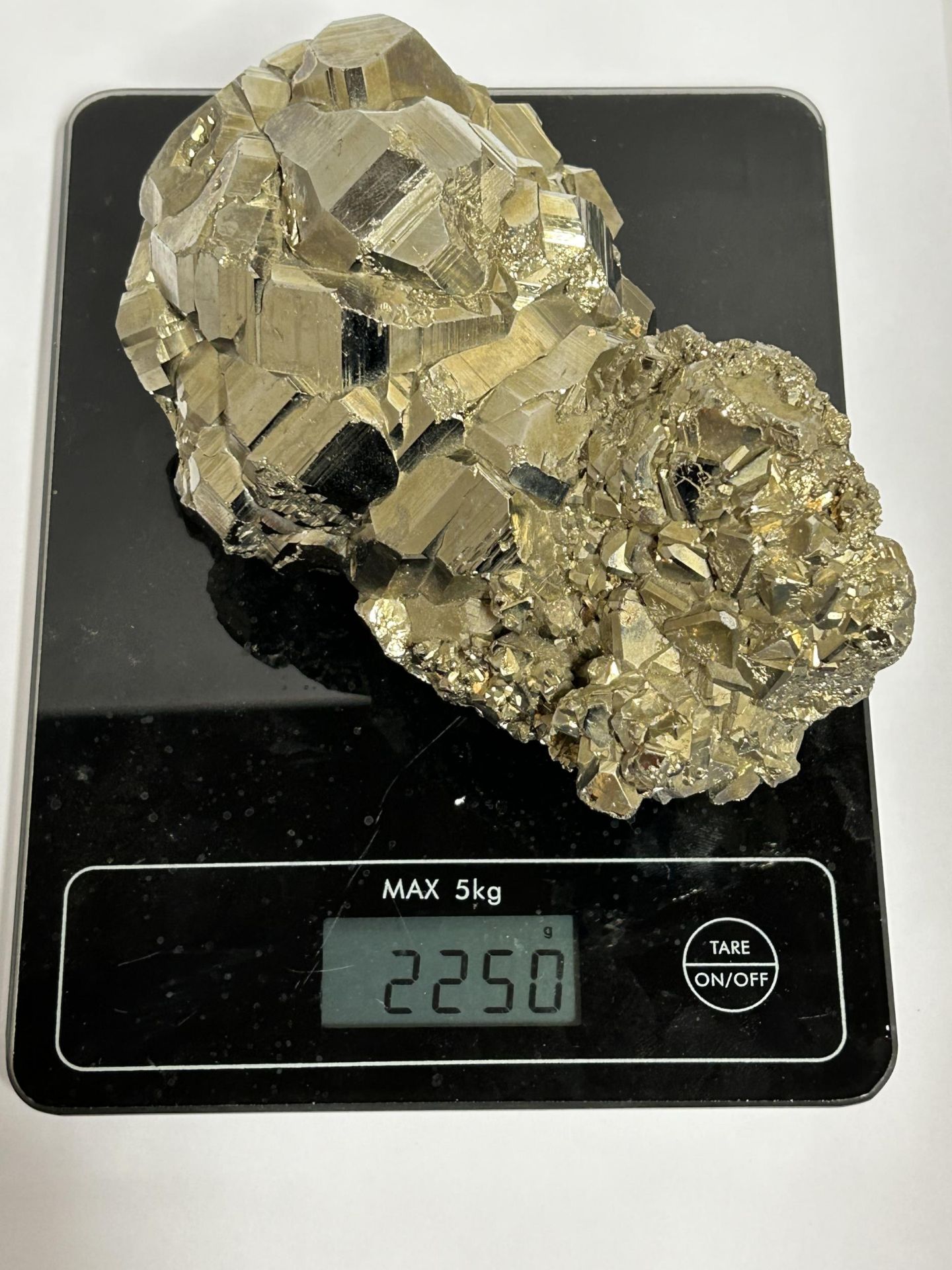 A LARGE PYRITE CLUSTER, WEIGHT 2250 GRAMS LENGTH 16CM, HEIGHT 10CM - Bild 4 aus 4