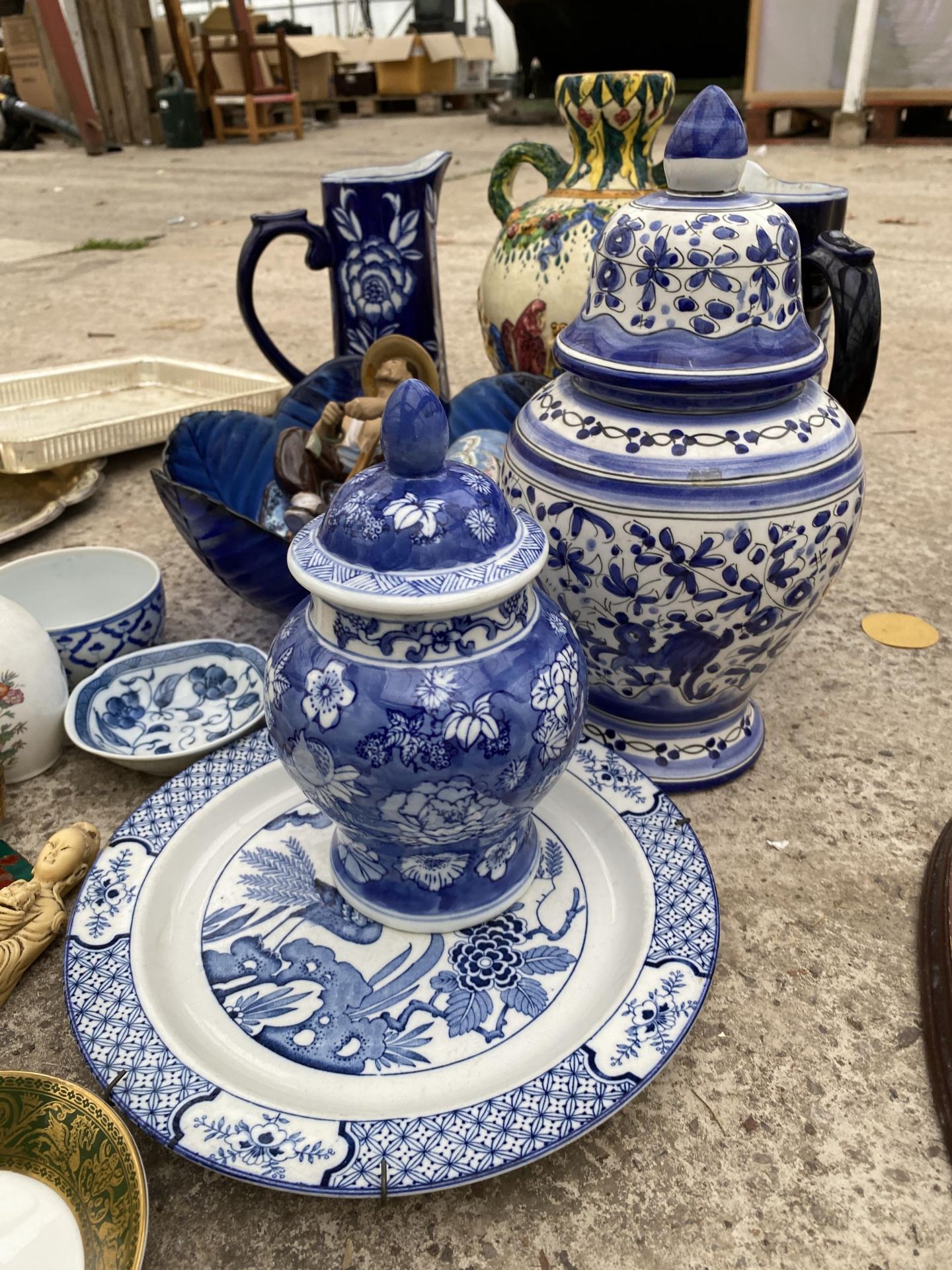 AN ASSORTMENT OF VARIOUS ORIENTAL STYLE CERAMICS TO INCLUDE JUGS, VASES AND PLATES ETC - Bild 3 aus 6
