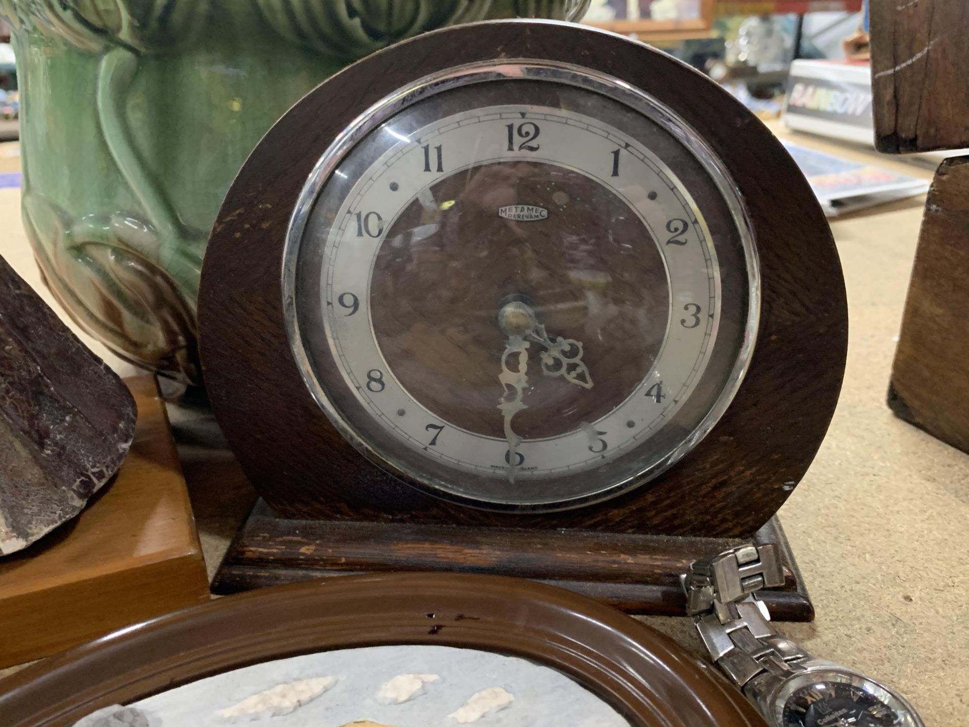 A MIXED LOT INCLUDING MANTLE CLOCK, ORNAMENTS, FIGURES ETC - Image 3 of 5