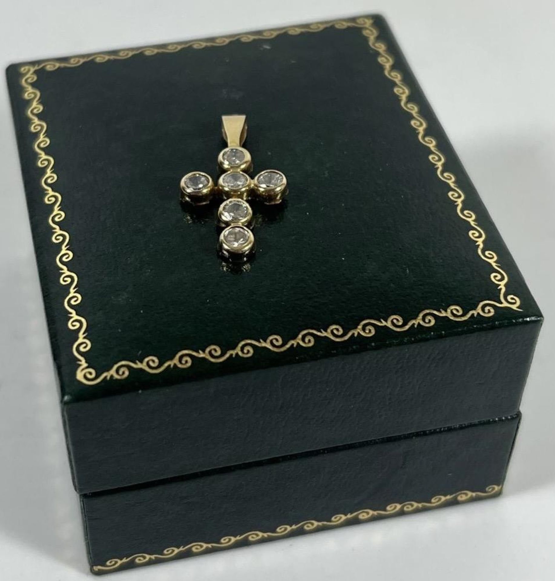 A 10CT YELLOW GOLD CRUCIFIX CROSS PENDANT WITH CLEAR STONES, WITH BOX