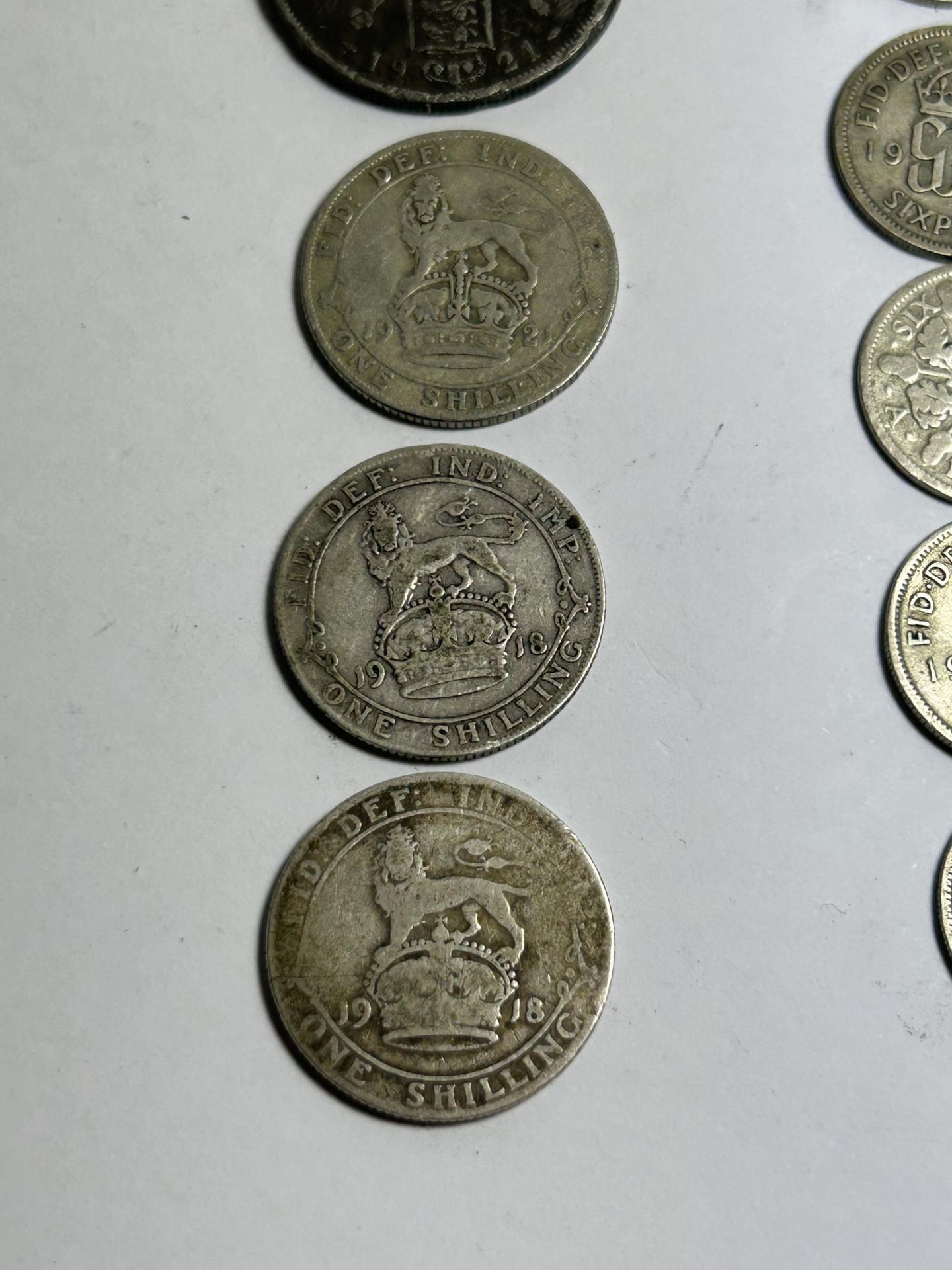 AN ASSORTMENT OF BRITISH PRE 1947 SILVER COINS TO INCLUDE TWO 1918 ONE SHILLINGS, 13 PRE 1947 SIX - Image 2 of 4