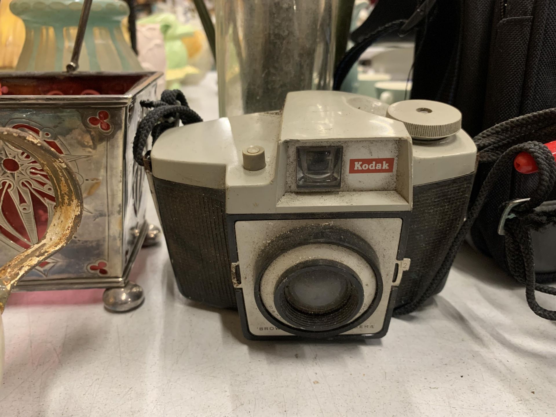 A MIXED LOT TO INCLUDE GLASSWARES, INLAID DESIGN BOX, KODAK CAMERA, SILVER PLATED AND CRANBERRY - Bild 5 aus 5