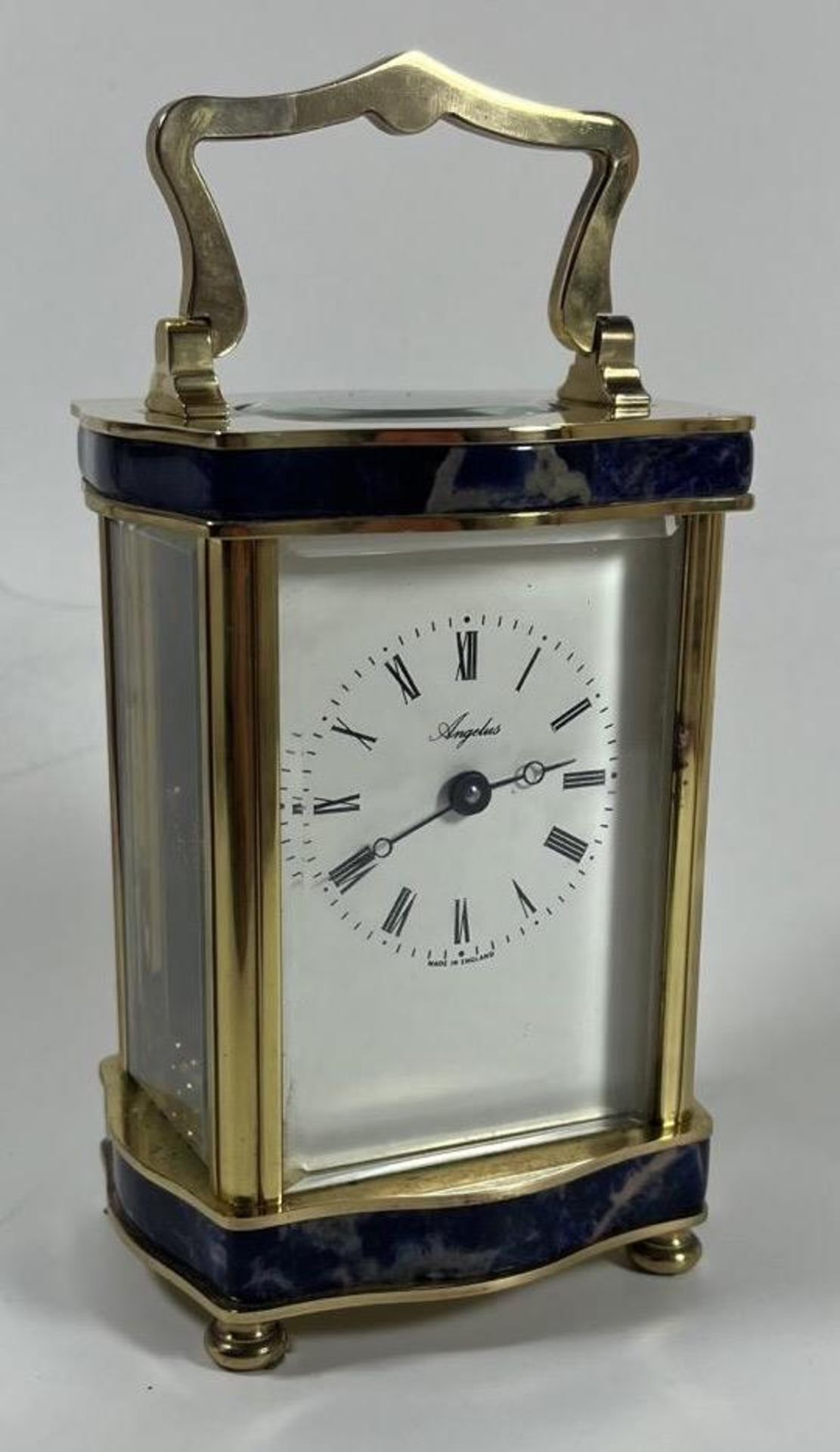 A QUALITY ENGLISH ANGELUS BRASS CASED CARRIAGE CLOCK WITH LAPIS LAZULI BANDED DESIGN, WORKING AT