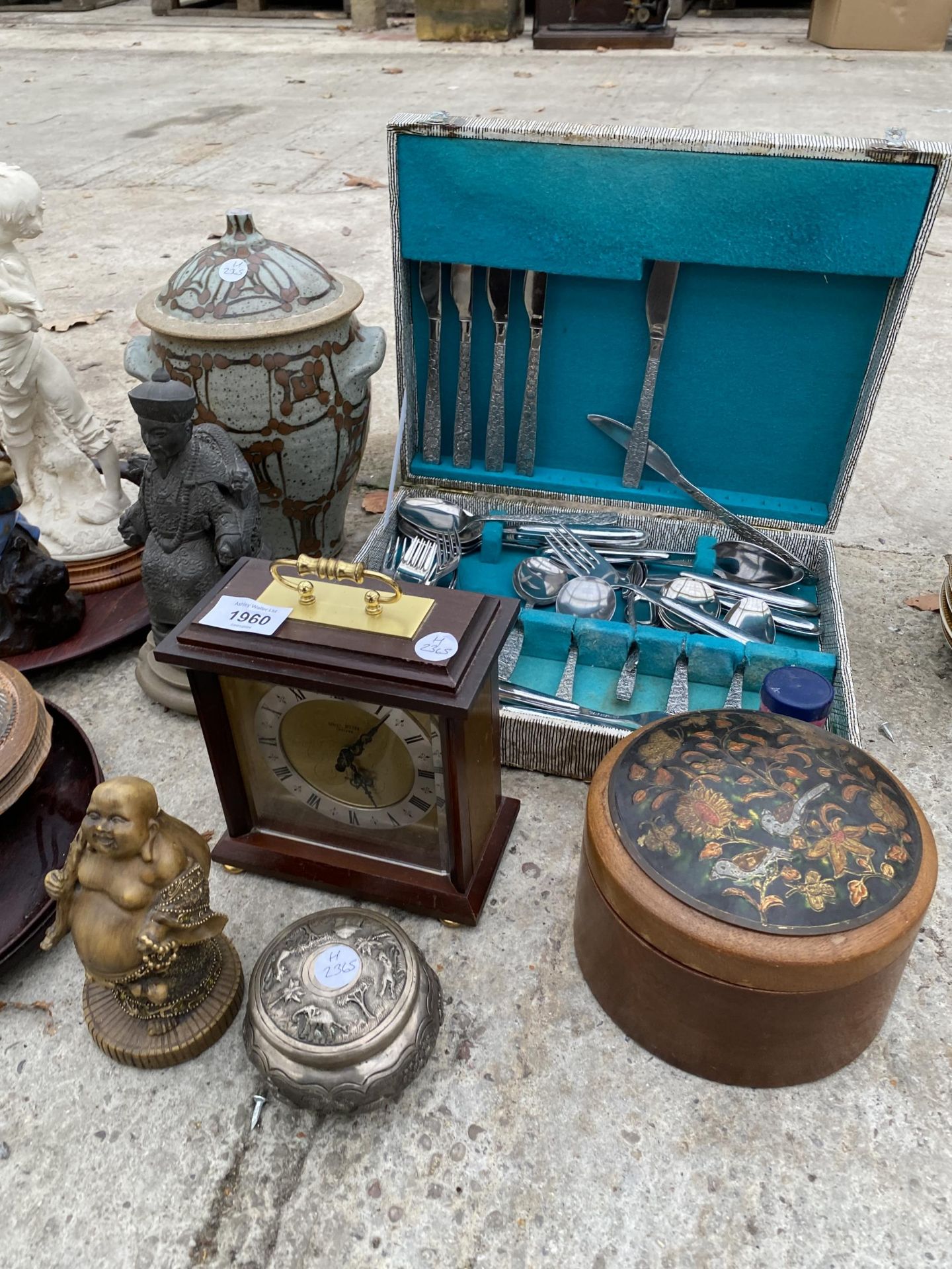 AN ASSORTMENT OF ITEMS TO INCLUDE ORIENTAL FIGURES , A CLOCK AND FLATWARE ETC - Image 2 of 6
