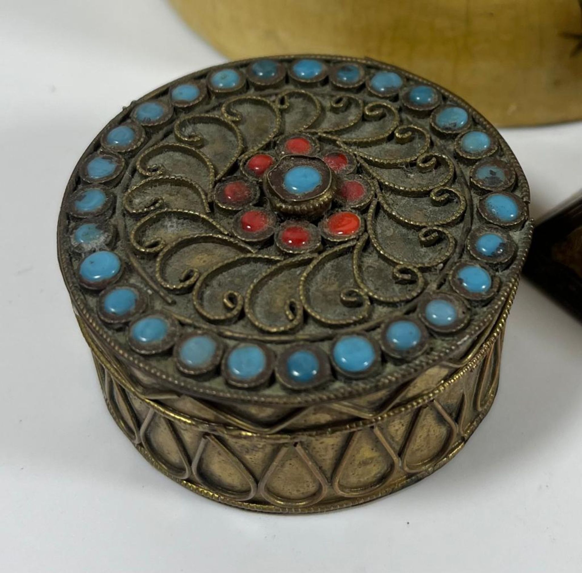 A MIXED LOT TO INCLUDE ORIENTAL PILL BOX WITH TURQUOISE STONE DESIGN, HAND PAINTED EGG, CLOISONNE - Image 3 of 4