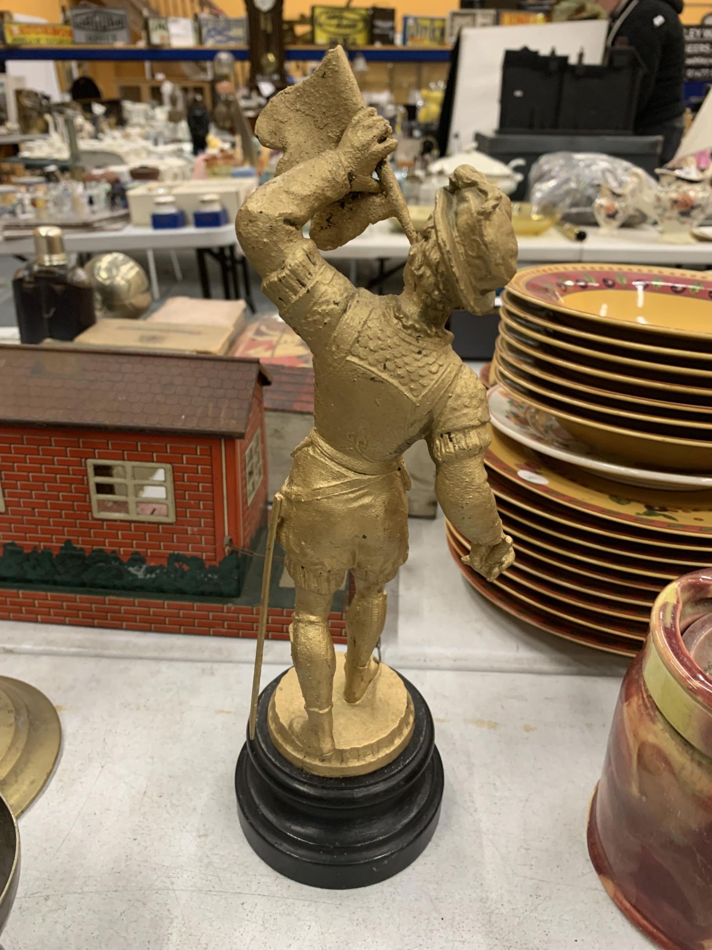 A GILT DESIGN SPELTER ITALIAN TRUMPETEER ON PEDESTAL - Image 3 of 4