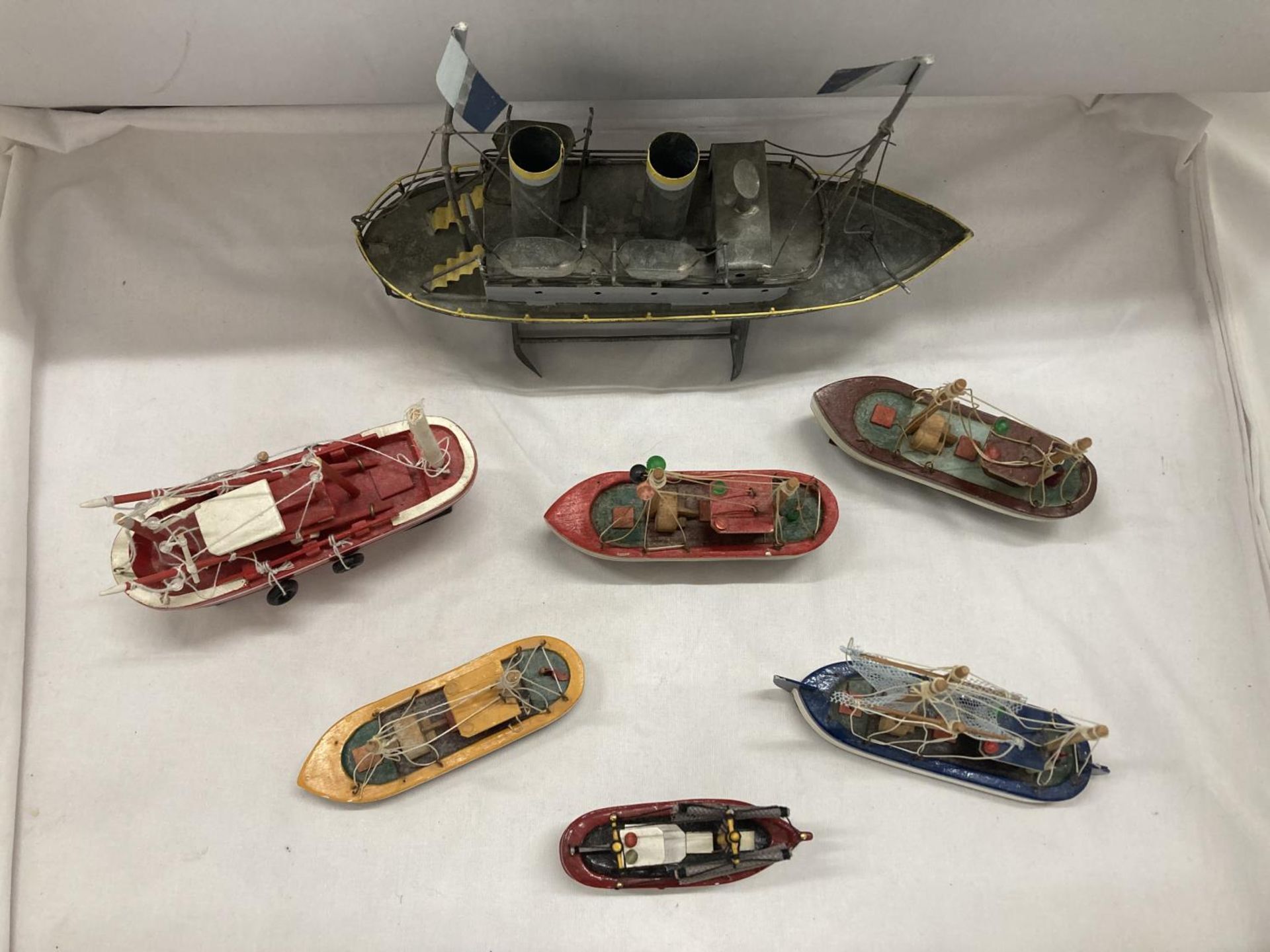 A COLLECTION OF SMALL WOODEN BOATS ON PLINTHS - 7 IN TOTAL - Bild 2 aus 2
