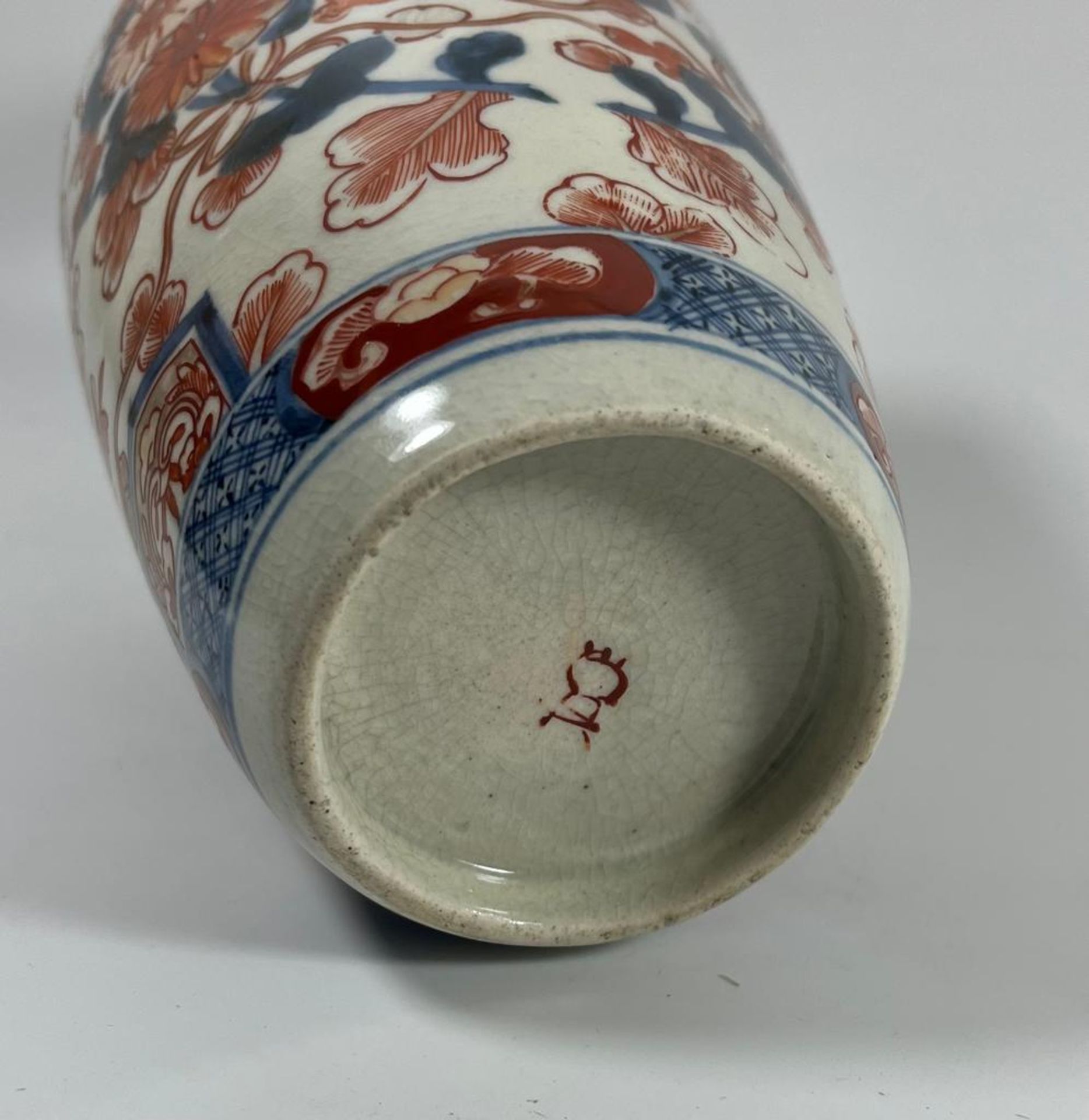 A JAPANESE MEIJI PERIOD IMARI VASE, MARKED TO BASE - Bild 3 aus 3