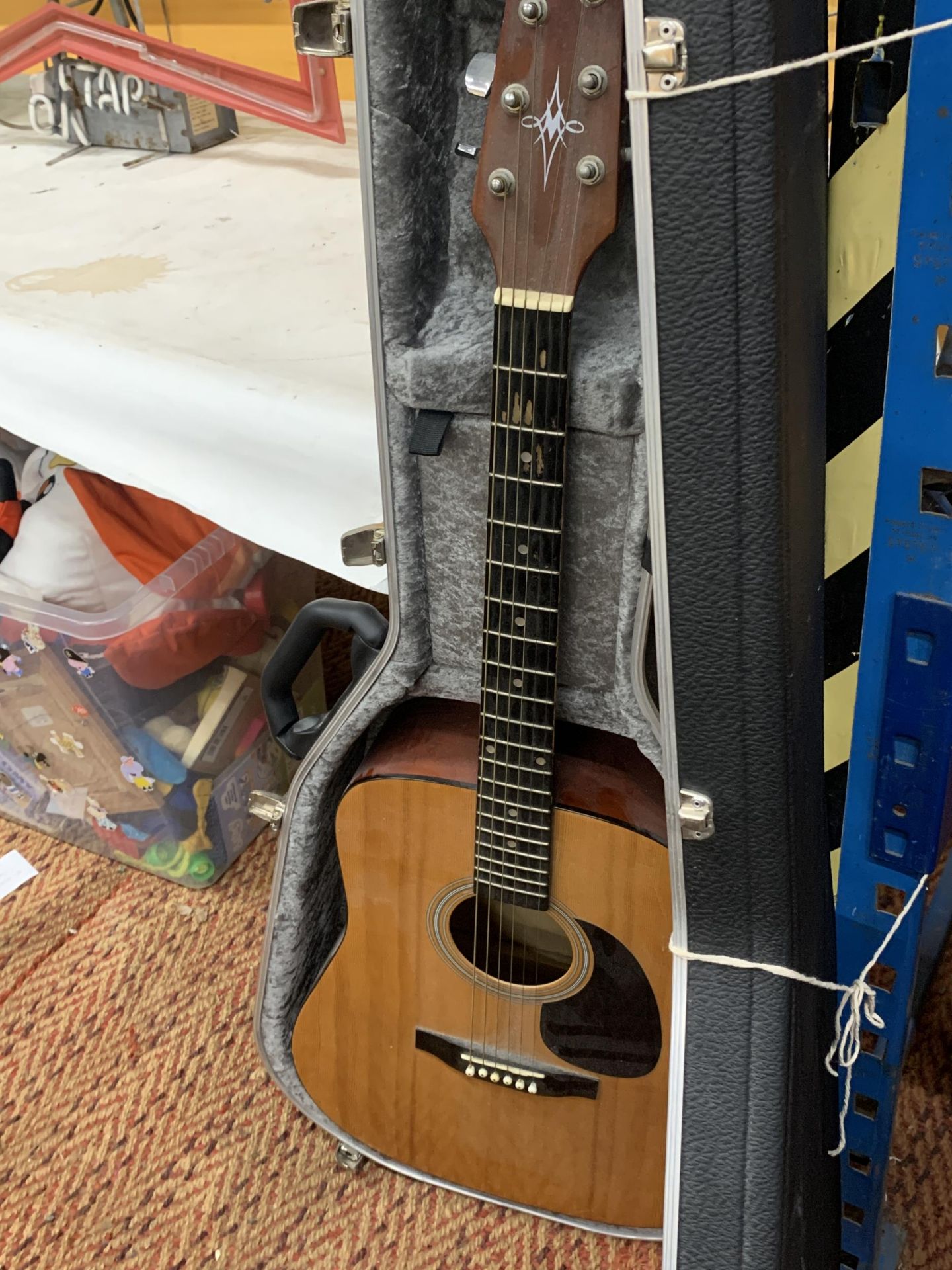 A CASED BRUNSWICK ACOUSTIC GUITAR WITH CASE - Bild 4 aus 4