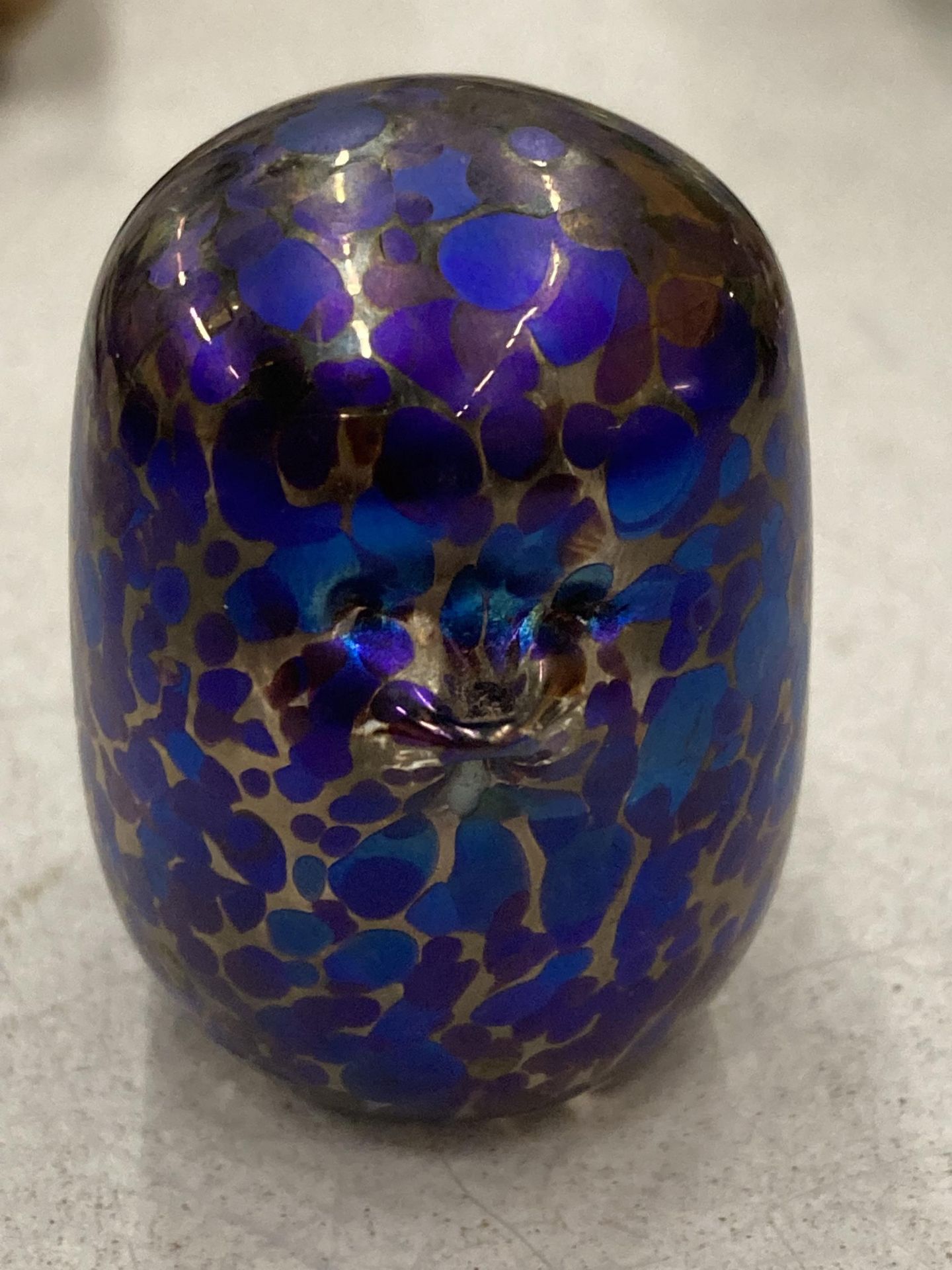 A JOHN DITCHFIELD STYLE GLASS BIRD, HEIGHT 4CM - Image 2 of 3