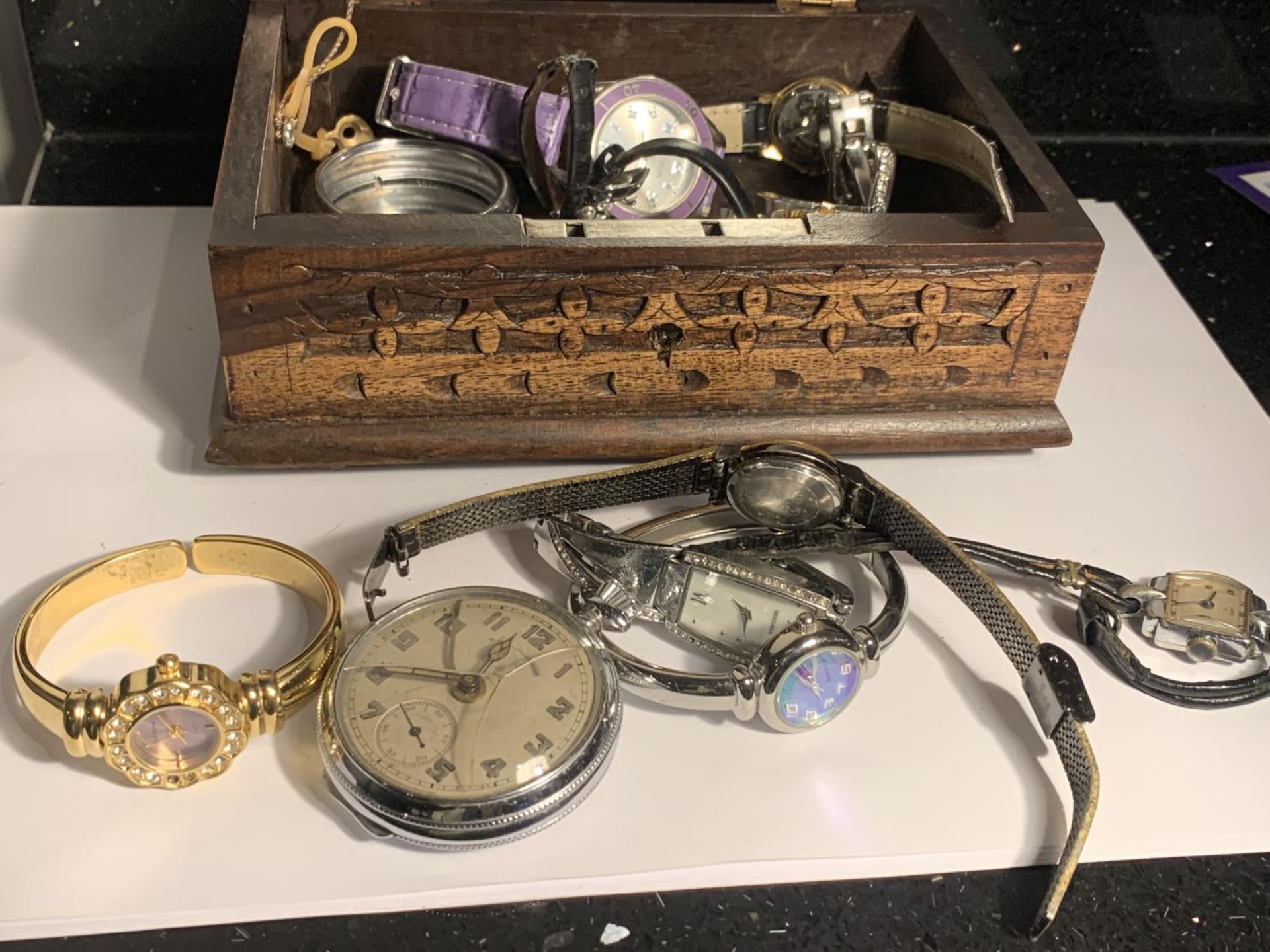 A CARVED WOODEN BOX WITH A QUANTITY OF WATCHES AND PARTS - Bild 2 aus 4