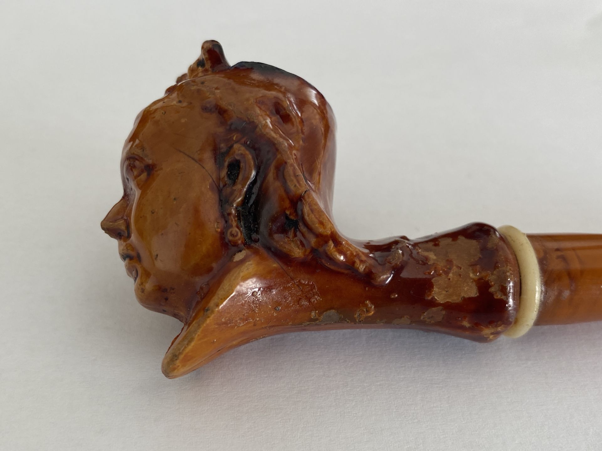 AN ANTIQUE BRITISH QUEEN VICTORIA TREACLE GLAZE TOBACCO PIPE WITH AMBER EFFECT PIPE, LENGTH 13 CM - Image 4 of 7