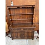 A TITCHMARSH & GOODWIN STYLE OAK DRESSER ENCLOSING TWO DRAWERS, TWO CUPBOARDS, COMPLETE WITH PLATE