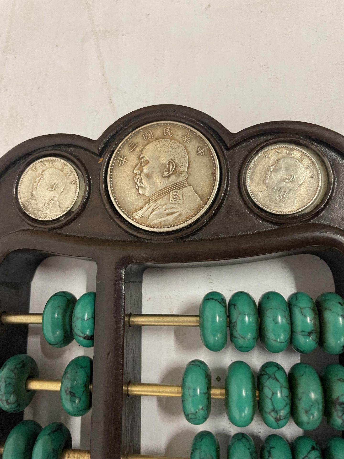 A CHINESE ABACUS WITH MALACHITE COUNTERS AND SILVER COINS - Bild 2 aus 3