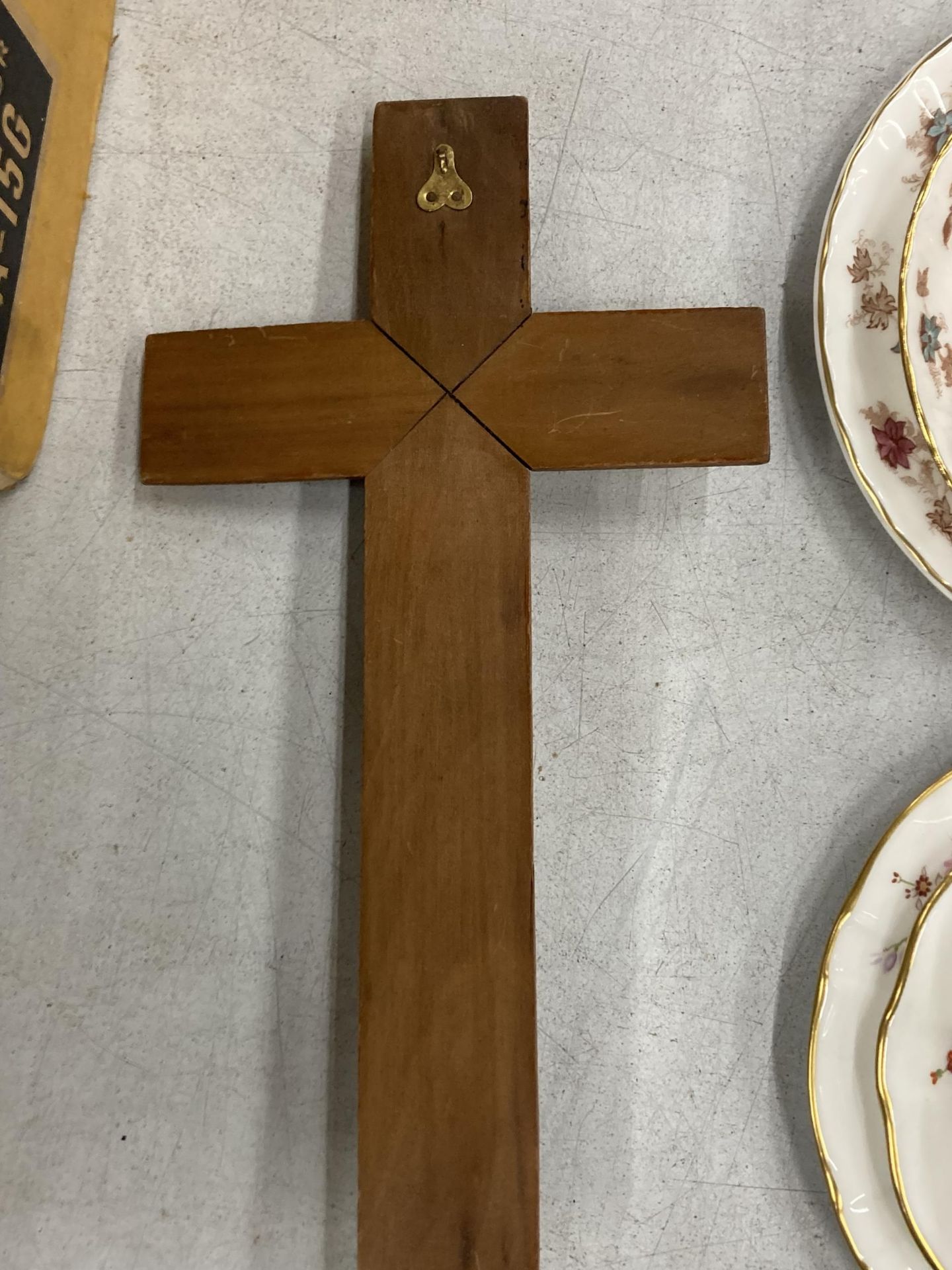 A WOODEN CRUCIFIX / CROSS - Image 3 of 3