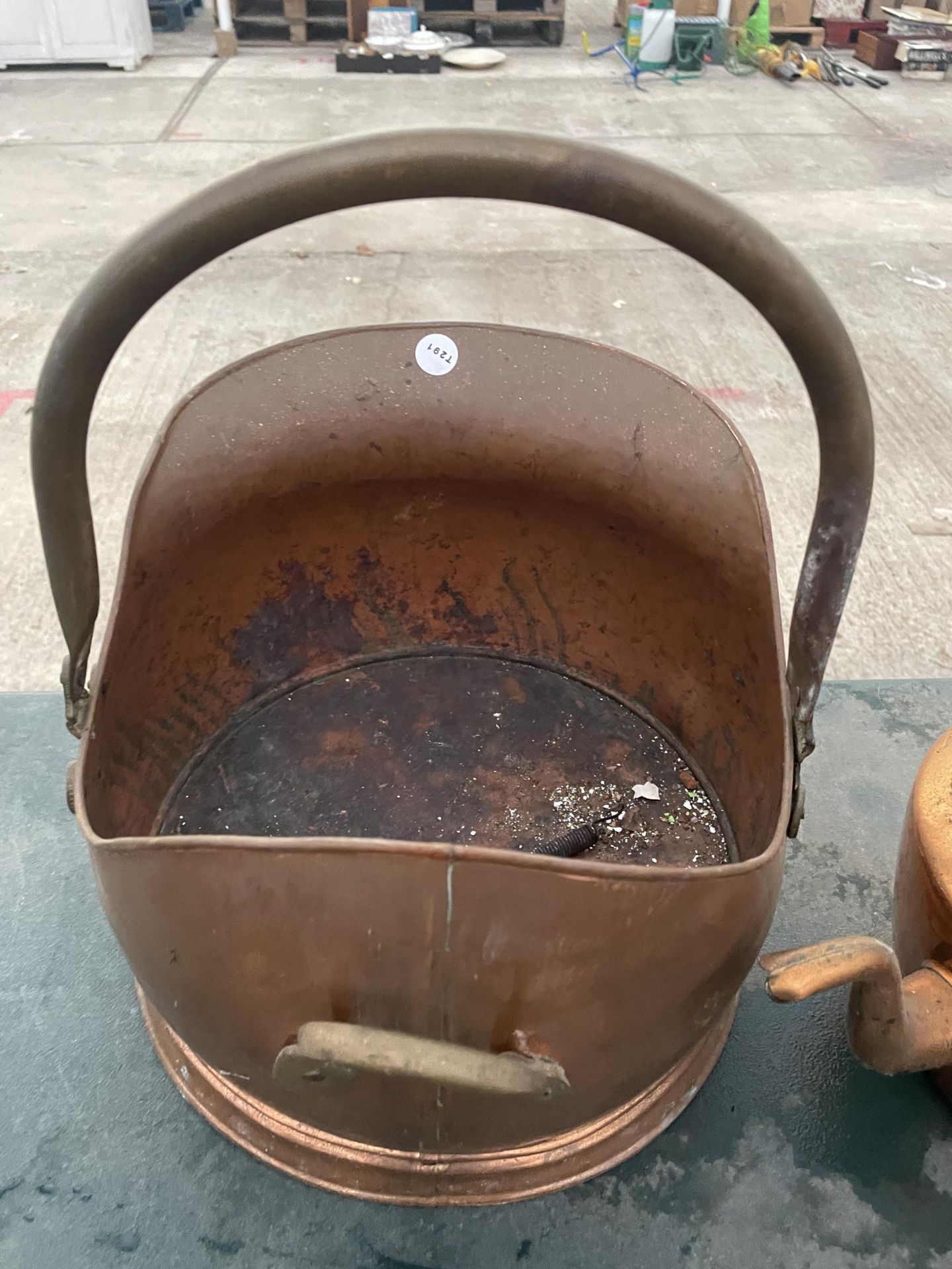 A VINTAGE COPPER COAL BUCKET AND A VINTAGE COPPER KETTLE - Bild 3 aus 3