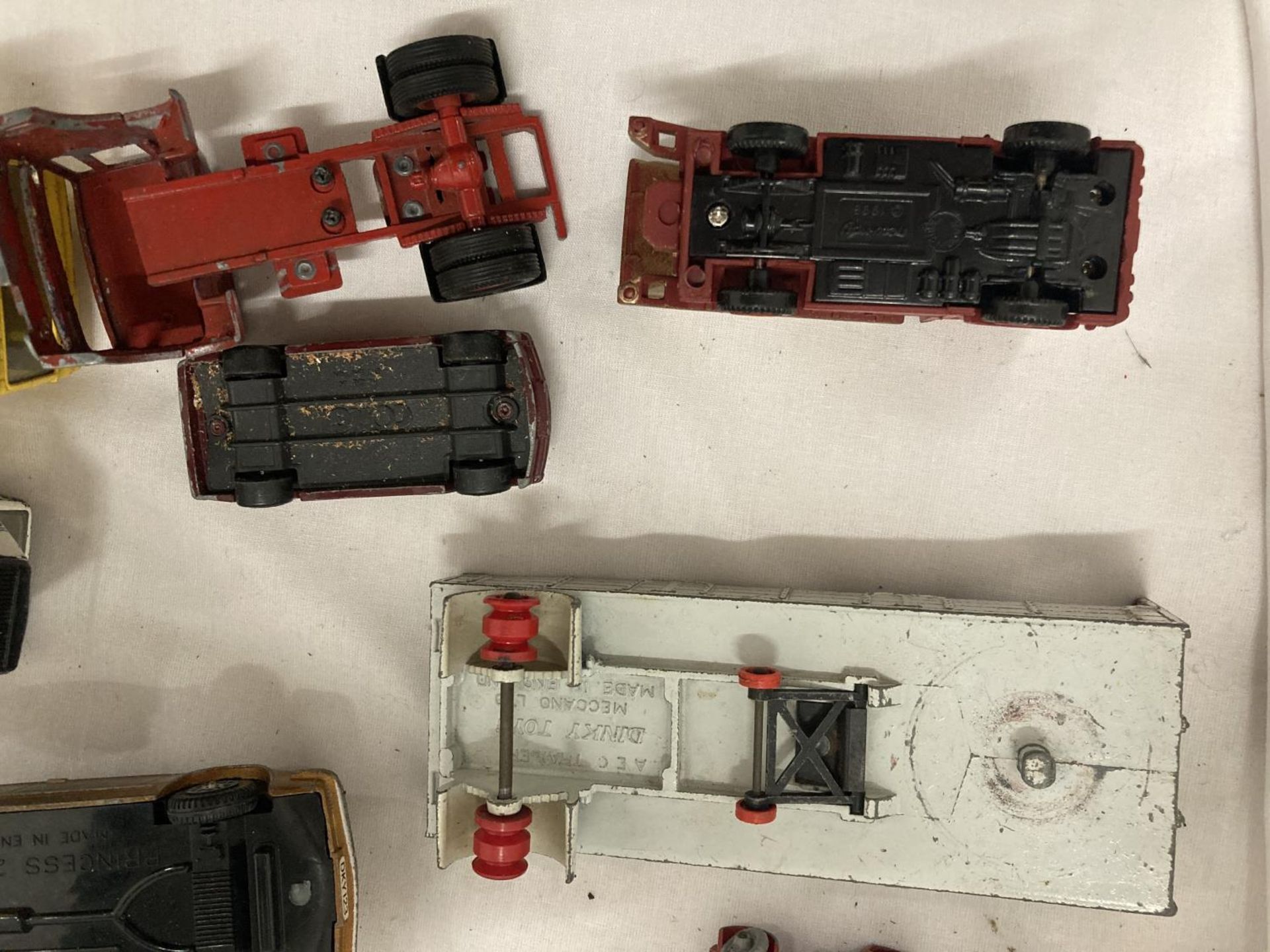 A QUANTITY OF DIE-CAST, CARS AND LORRIES, ETC TO INCLUDE CORGI - Image 9 of 9