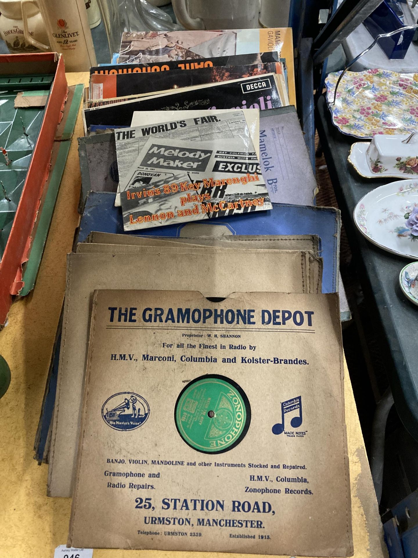 A GROUP OF VINTAGE VINYL RECORD, MAMMOTH GAVIOLI, MELODY MAKER ETC