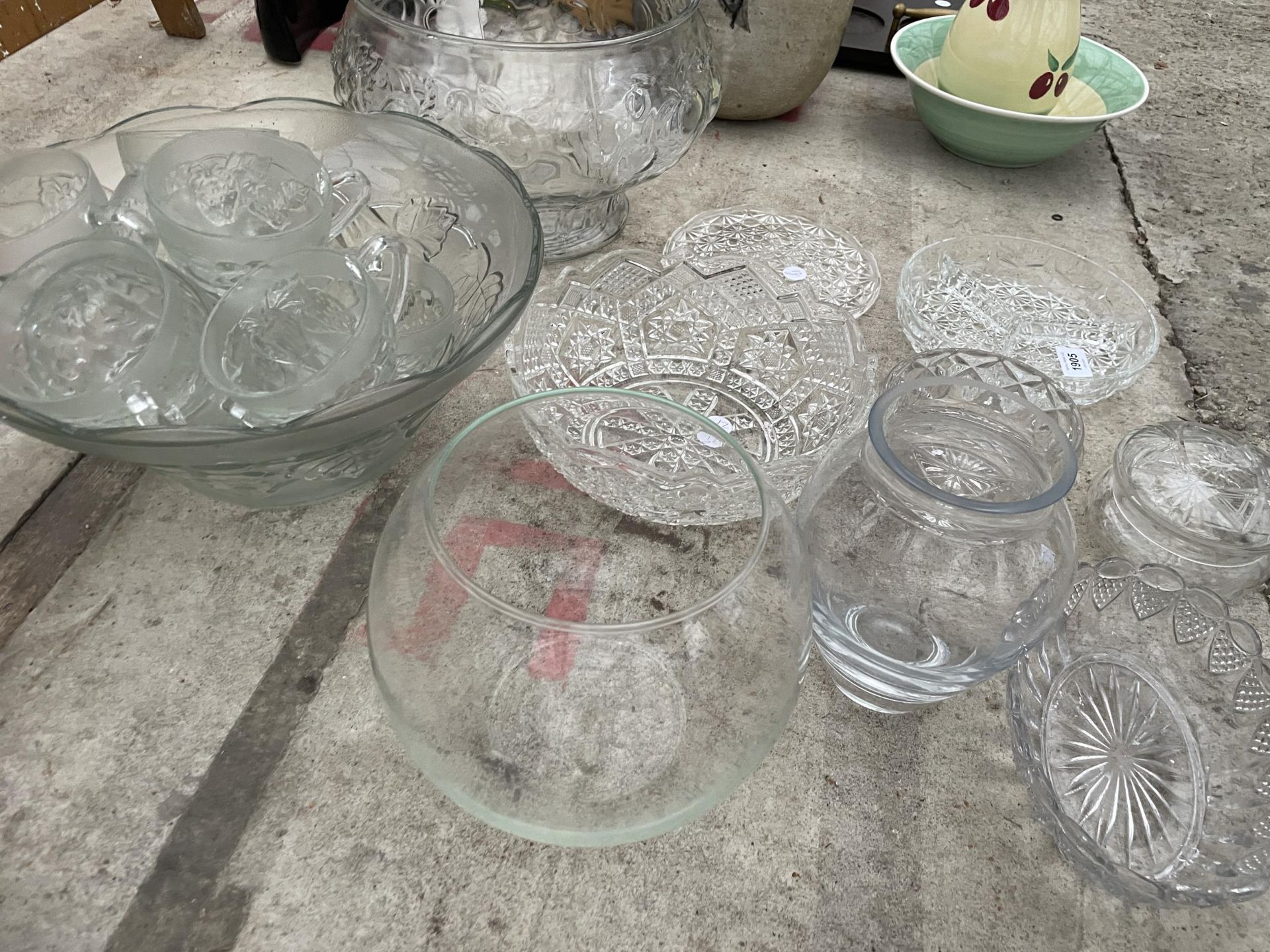 AN ASSORTMENT OF GLASS WARE TO INCLUDE PUNCH BOWL AND GLASSES, BOWL AND DISHES ETC - Image 2 of 2