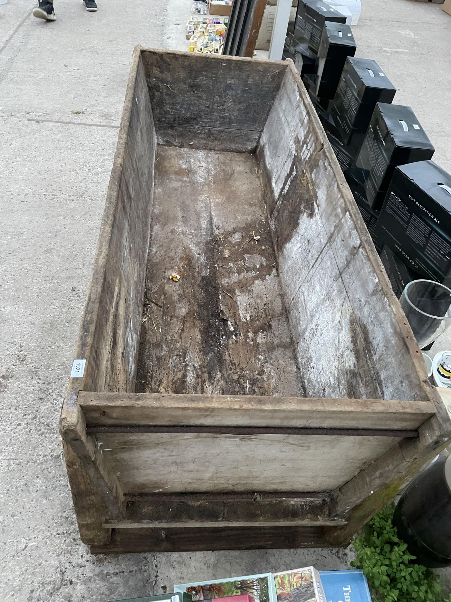 A LARGE VINTAGE WOODEN DOUGH TROUGH PLANTER (L:183CM W:70CM) - Image 2 of 3