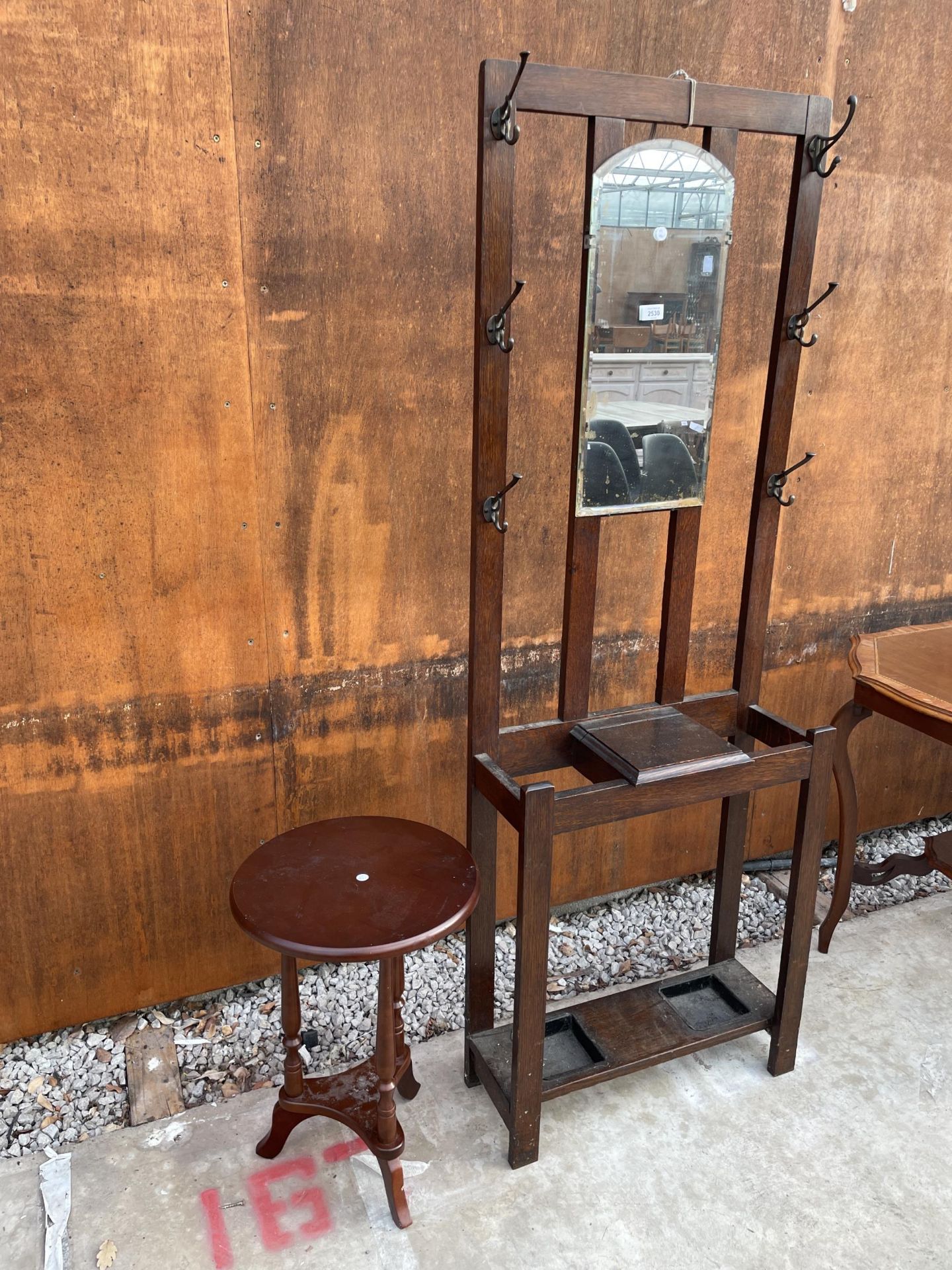 A MID 20TH CENTURY OAK MIRRORED HALL COAT/STICK STAND, 24" WIDE AND A SMALL MODERN WINE TABLE