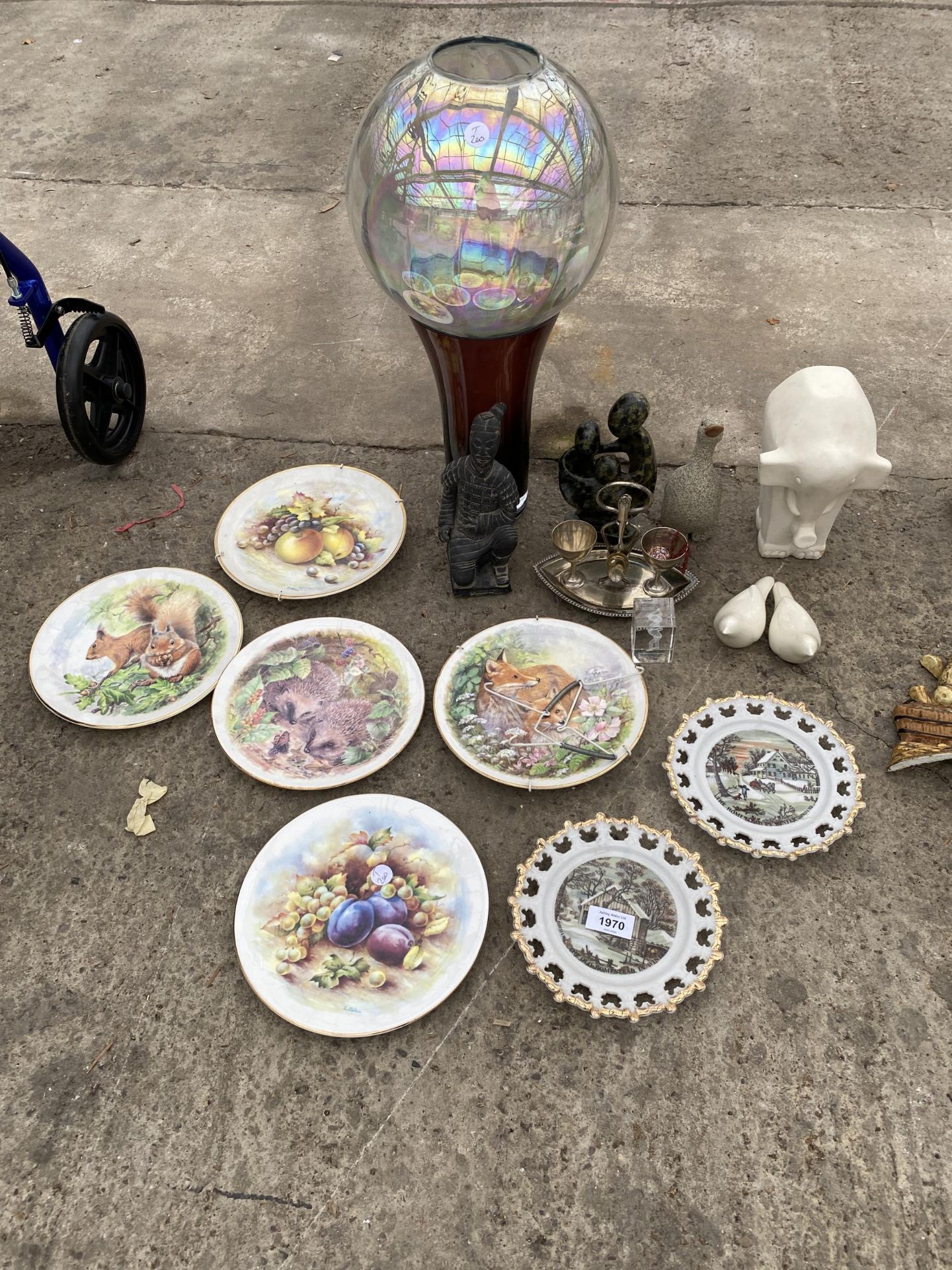 AN ASSORTMENT OF ITEMS TO INCLUDE PLATES, A VASE AND FIGURES ETC