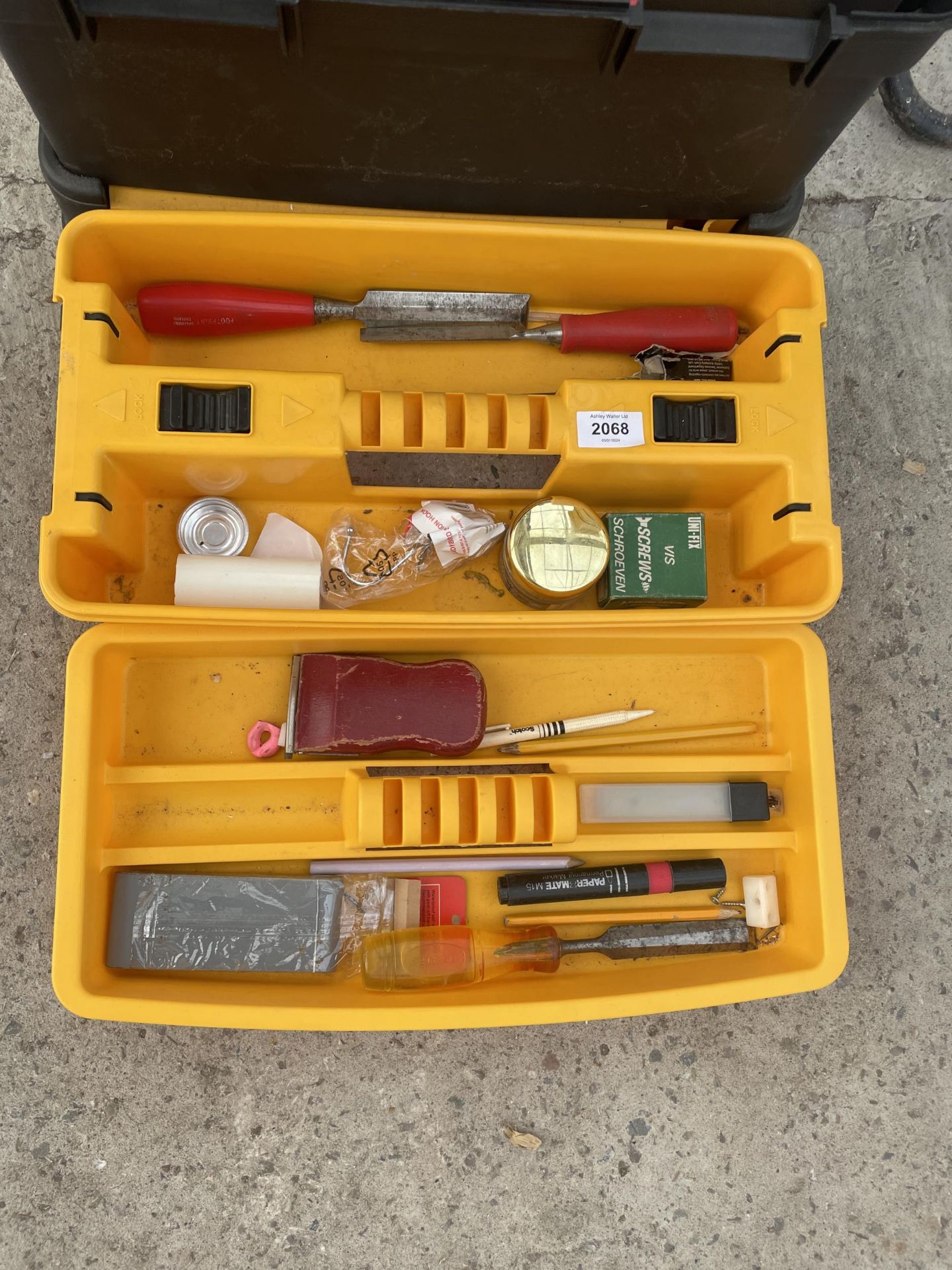 A PLASTIC STACKING TOOL BOX WITH AN ASSORTMENT OF TOOLS TO INCLUDE CHISELS ETC - Bild 2 aus 4