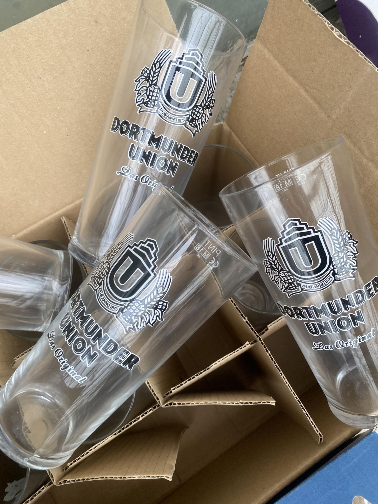 AN ASSORTMENT OF BRANDED GLASSES TO INCLUDE DORTMUNDER AND FLENSBURGER ETC - Image 2 of 4