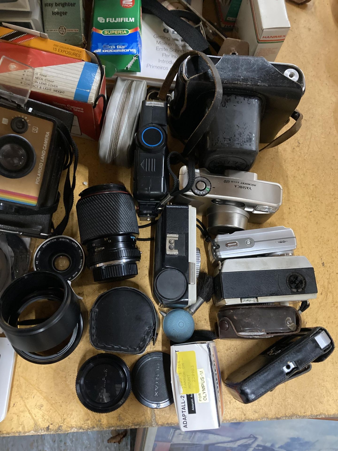 A LARGE COLLECTION OF CAMERA RELATED AND FURTHER EQUIPMENT, CAMERAS, BAGS, PHONES, CALCULATORS ETC - Image 5 of 9
