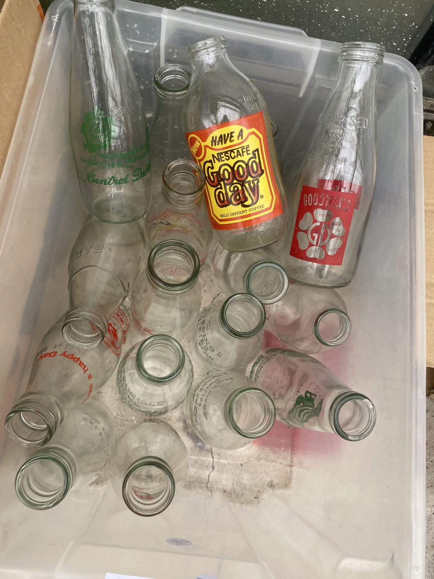 A LARGE ASSORTMENT OF VINTAGE BRANDED AND ADVERTISING MILK BOTTLES - Image 2 of 3