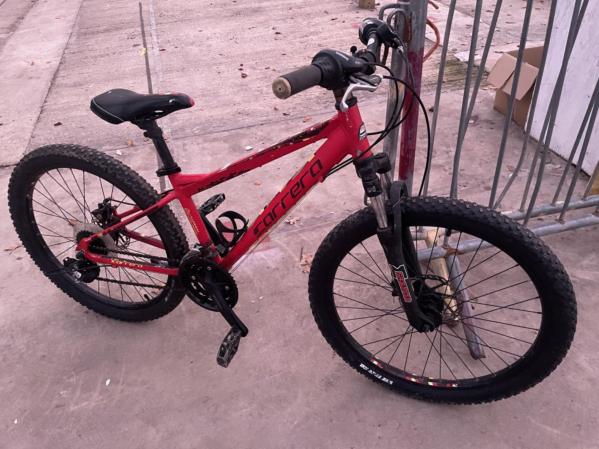 A CARRERA BOYS BIKE WITH FRONT SUSPENSION AND 21 SPEED SHIMANO GEAR SYSTEM