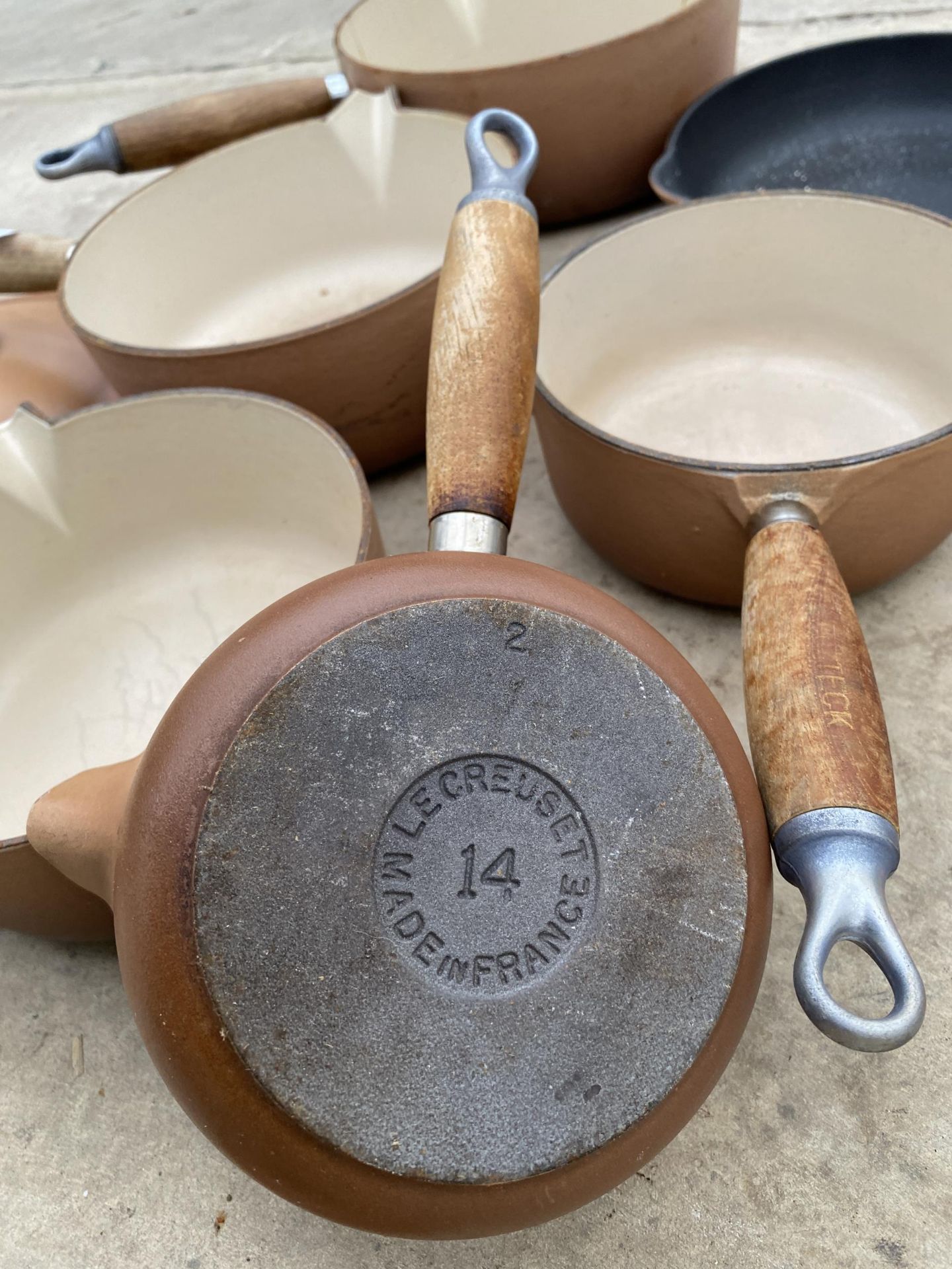 A SET OF SIX GRADUATED RETRO BROWN LE CREUSET PANS - Image 4 of 4