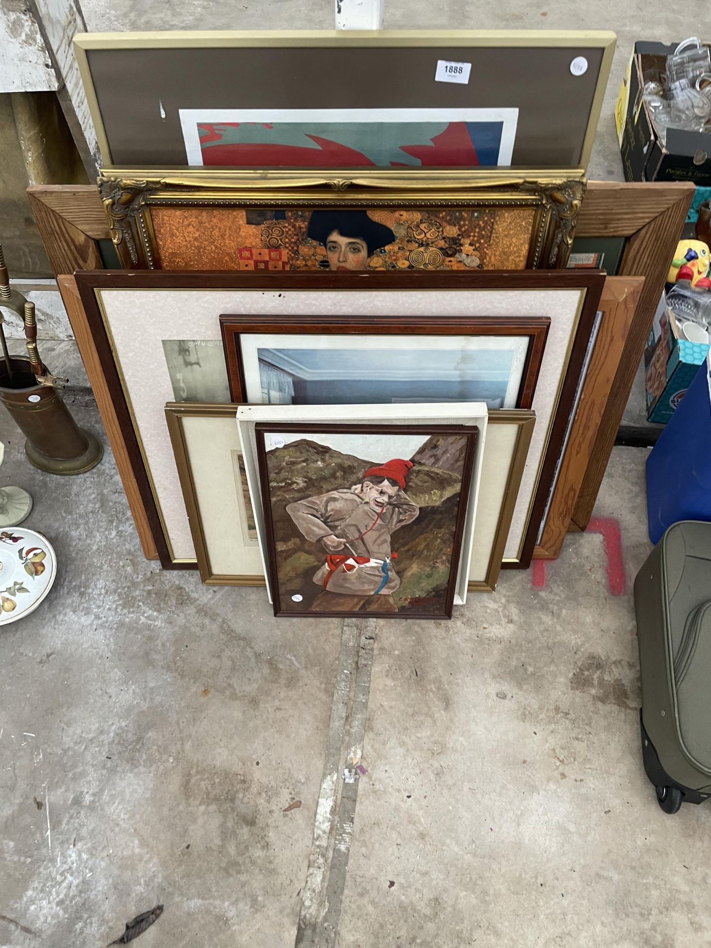 AN ASSORTMENT OF FRAMED PRINTS AND PICTURES