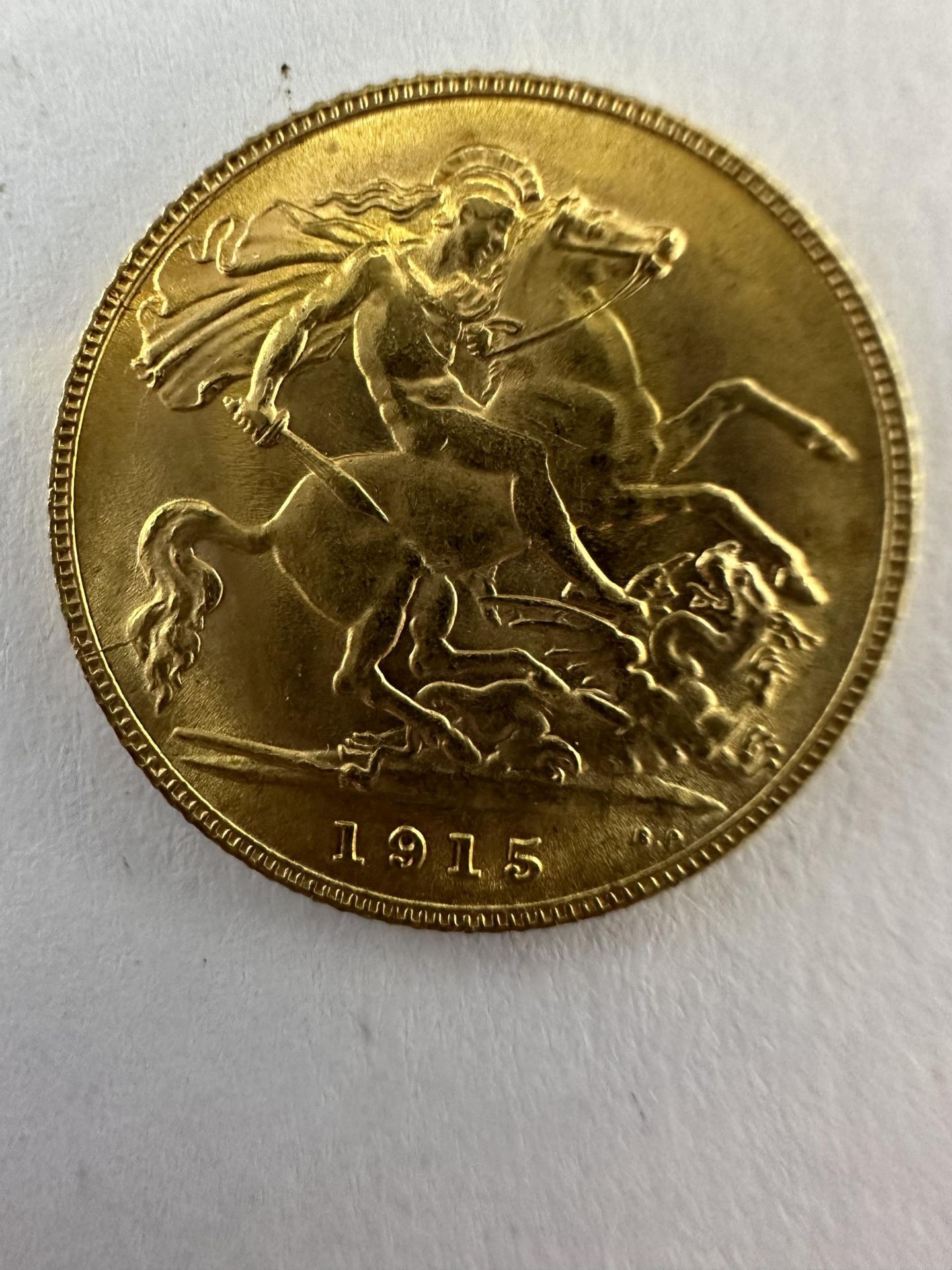 A 1915 GOLD HALF SOVEREIGN - 3.99 GRAMS