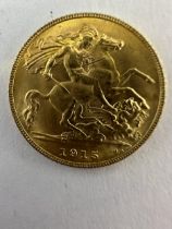 A 1915 GOLD HALF SOVEREIGN - 3.99 GRAMS