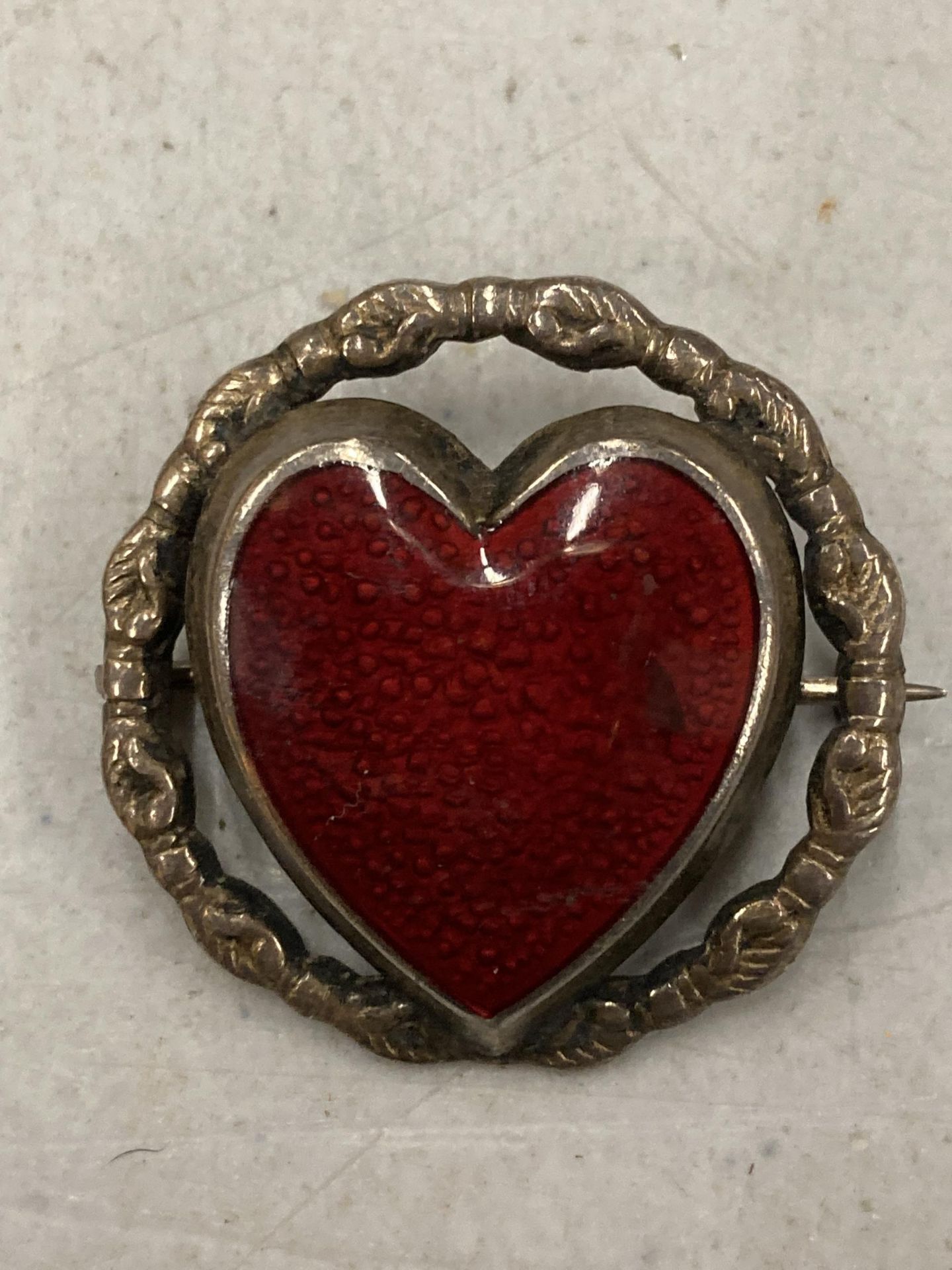 A COLLECTION OF 10 VINTAGE BROOCHESTO INCLUDE AN ENAMELLED HEART, ETC - Image 3 of 4