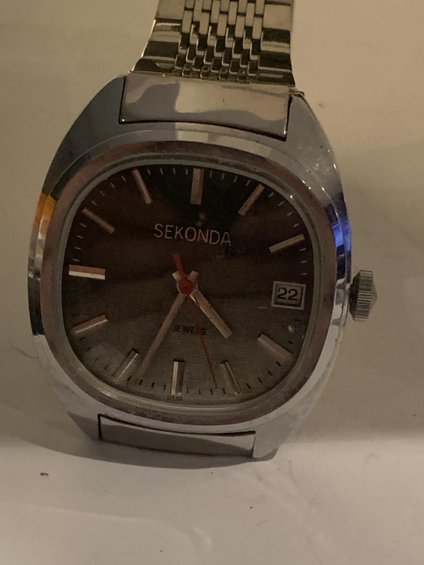 THREE GENTS WATCHES TO INCLUDE A SEKONDA, A LEVER AND A MILITARY STYLE WATCH - Image 2 of 4