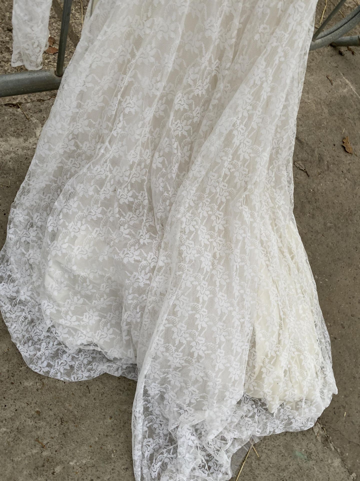 A VINTAGE LACE WEDDING DRESS - Image 3 of 3