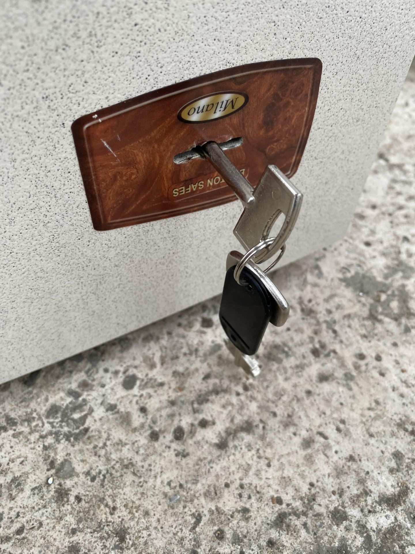 A SMALL METAL SAFE COMPLETE WITH KEY - Bild 3 aus 3