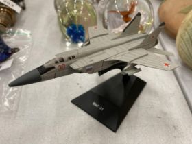 A HIGH DETAIL MODEL OF A RUSSIAN MNR-31 FIGHTER JET, HEIGHT 8CM