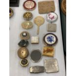 A COLLECTION OF VINTAGE PILL BOXES AND COMPACTS TO INCLUDE STRATTON, ETC