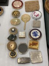 A COLLECTION OF VINTAGE PILL BOXES AND COMPACTS TO INCLUDE STRATTON, ETC