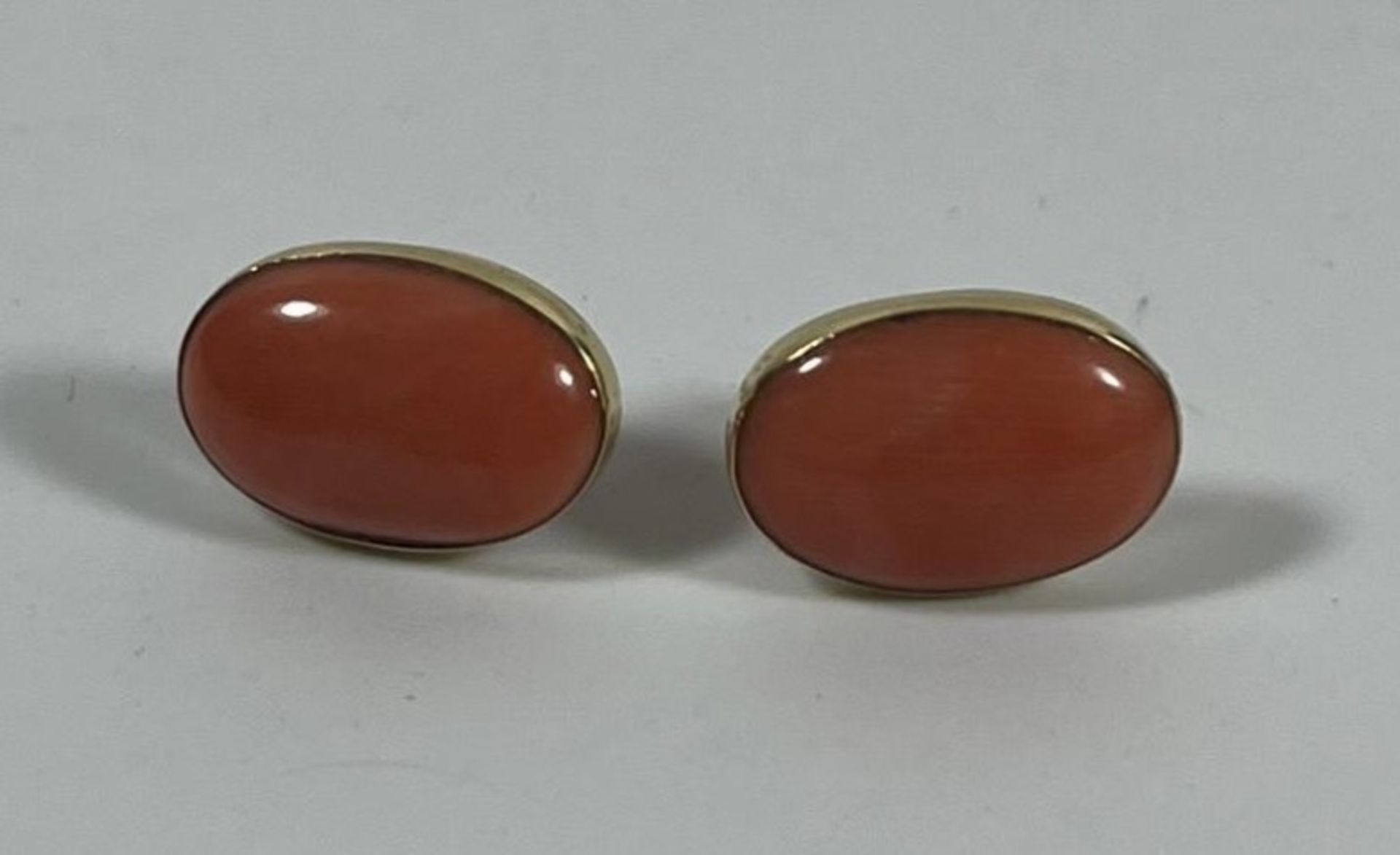 A BOXED PAIR OF 9CT YELLOW GOLD AND CORAL EARRINGS - Image 2 of 4