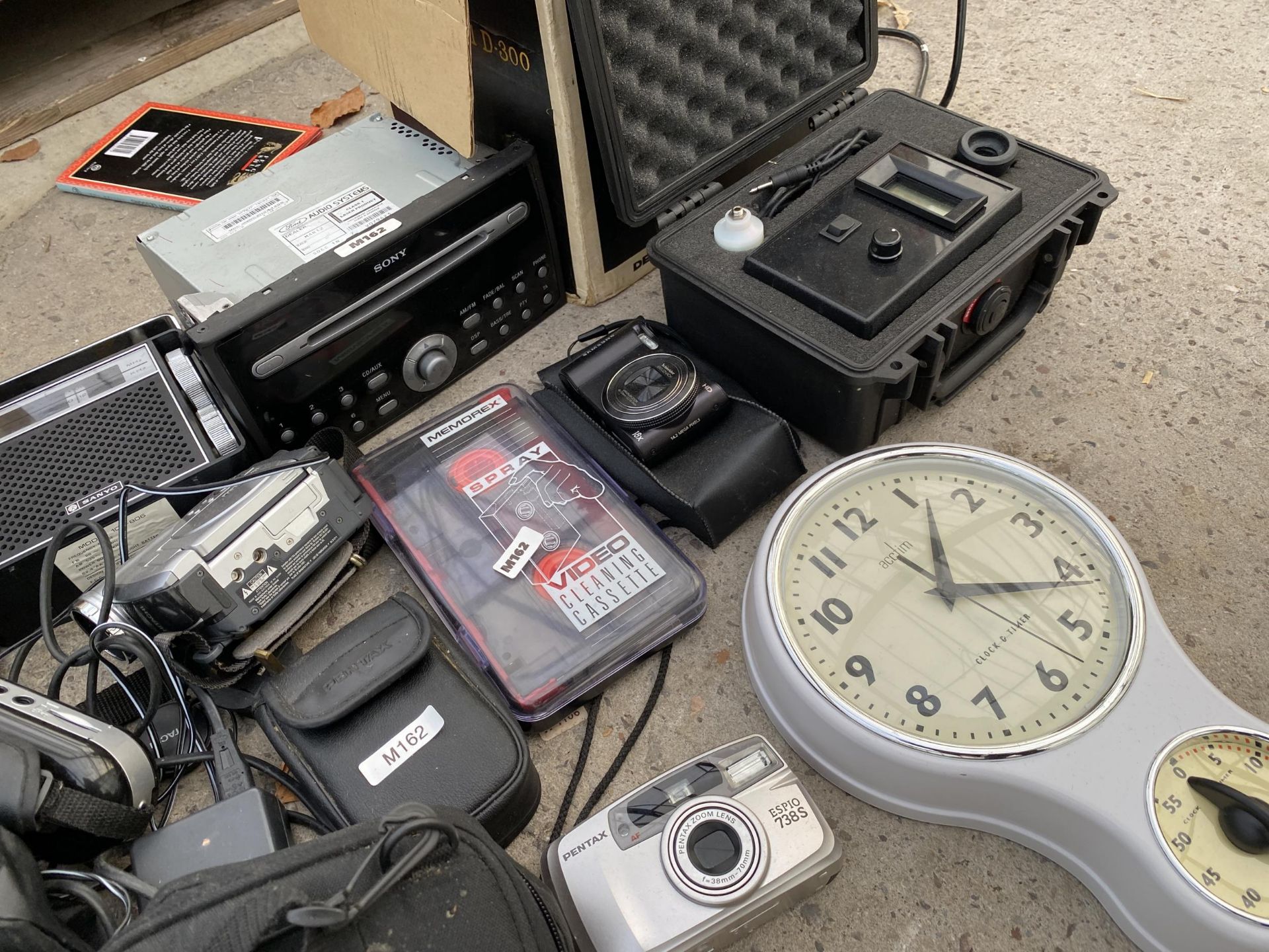 A LARGE ASSORTMENT OF ITEMS TO INCLUDE CLOCKS, RADIOS AND CAMERAS ETC - Image 2 of 11