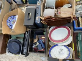 AN ASSORTMENT OF HOUSEHOLD CLEARANCE ITEMS