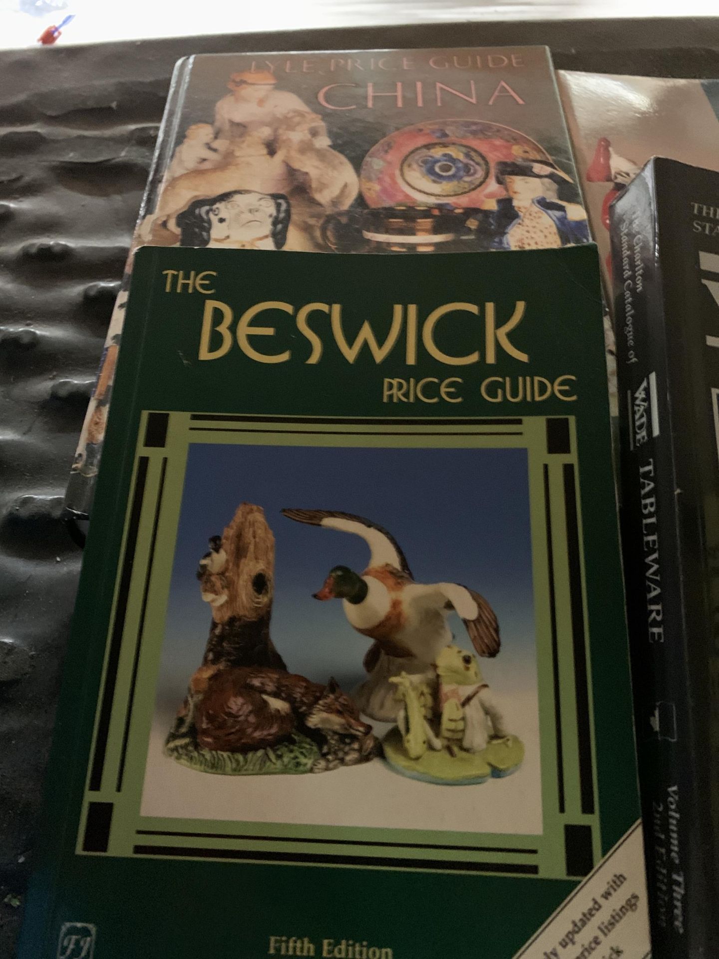 A GROUP OF CERAMICS AND FURTHER ANTIQUES REFERENCE BOOKS, BESWICK ETC - Image 4 of 4